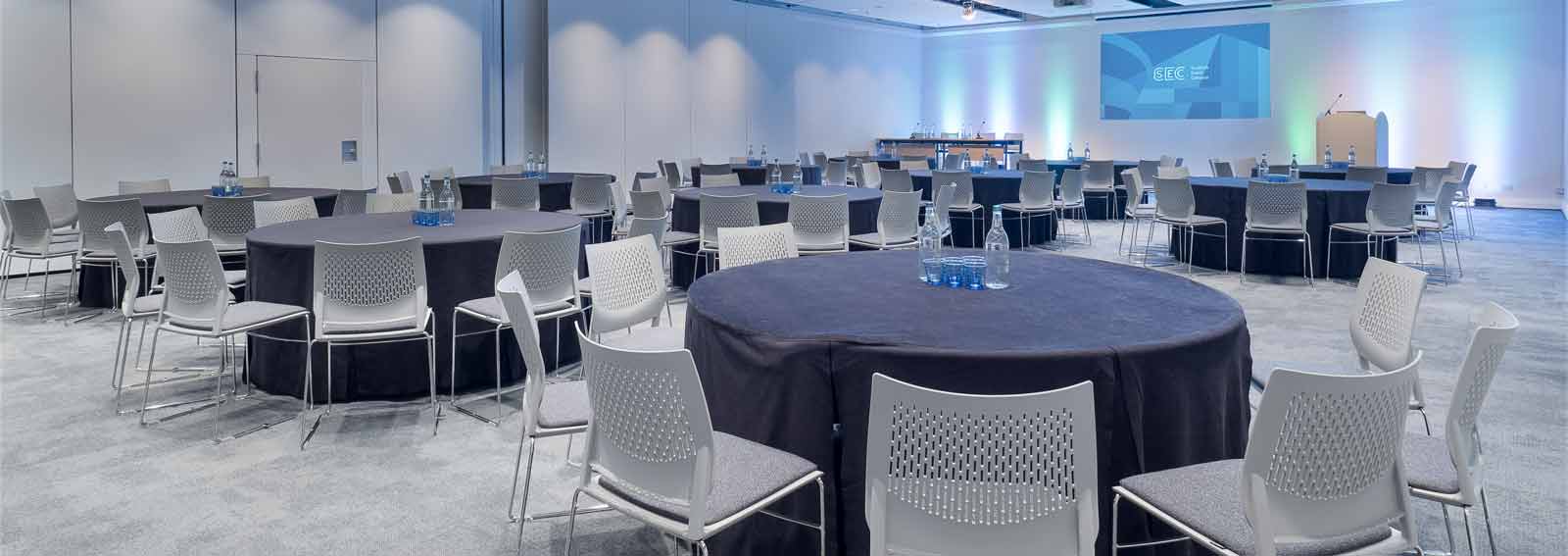 SEC Meeting Academy with round tables, ideal for conferences and workshops.