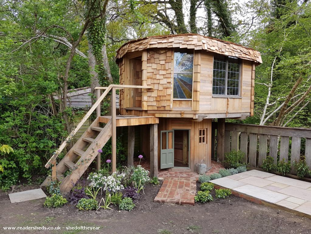 Charming treehouse venue for intimate gatherings and team-building retreats.