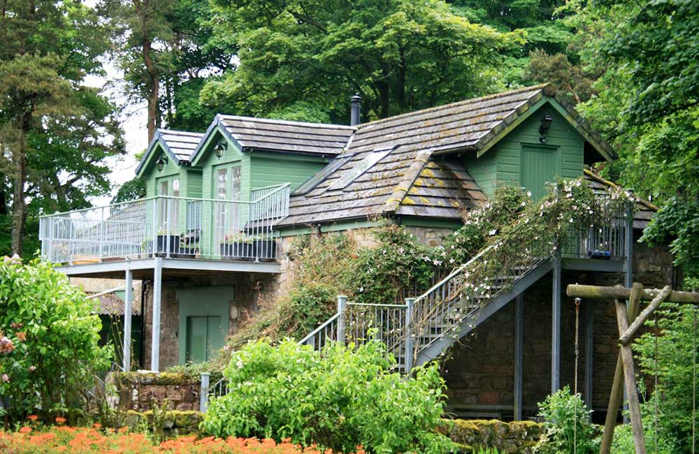 Charming green cottage in Cairns Farm Estate for retreats and team-building events.