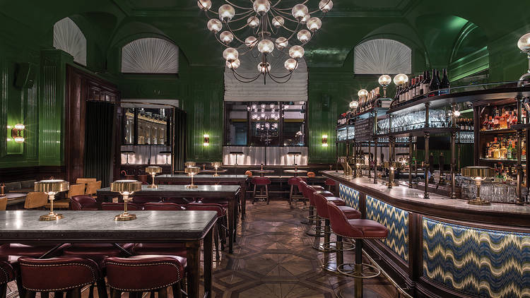 Stylish bar with green walls, ideal for cocktail receptions and networking events.