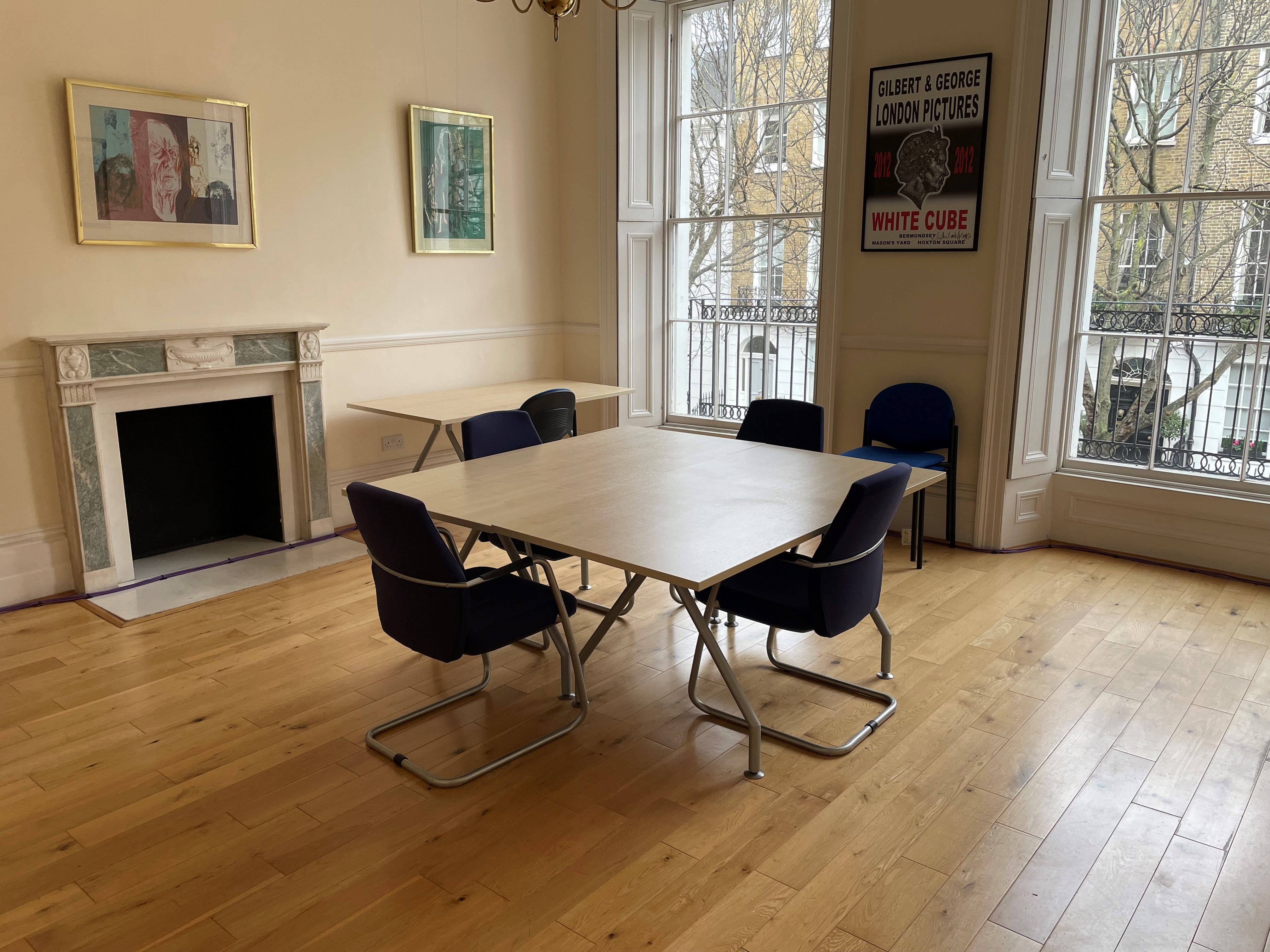 Versatile meeting room with natural light in historic Bloomsbury building for events.