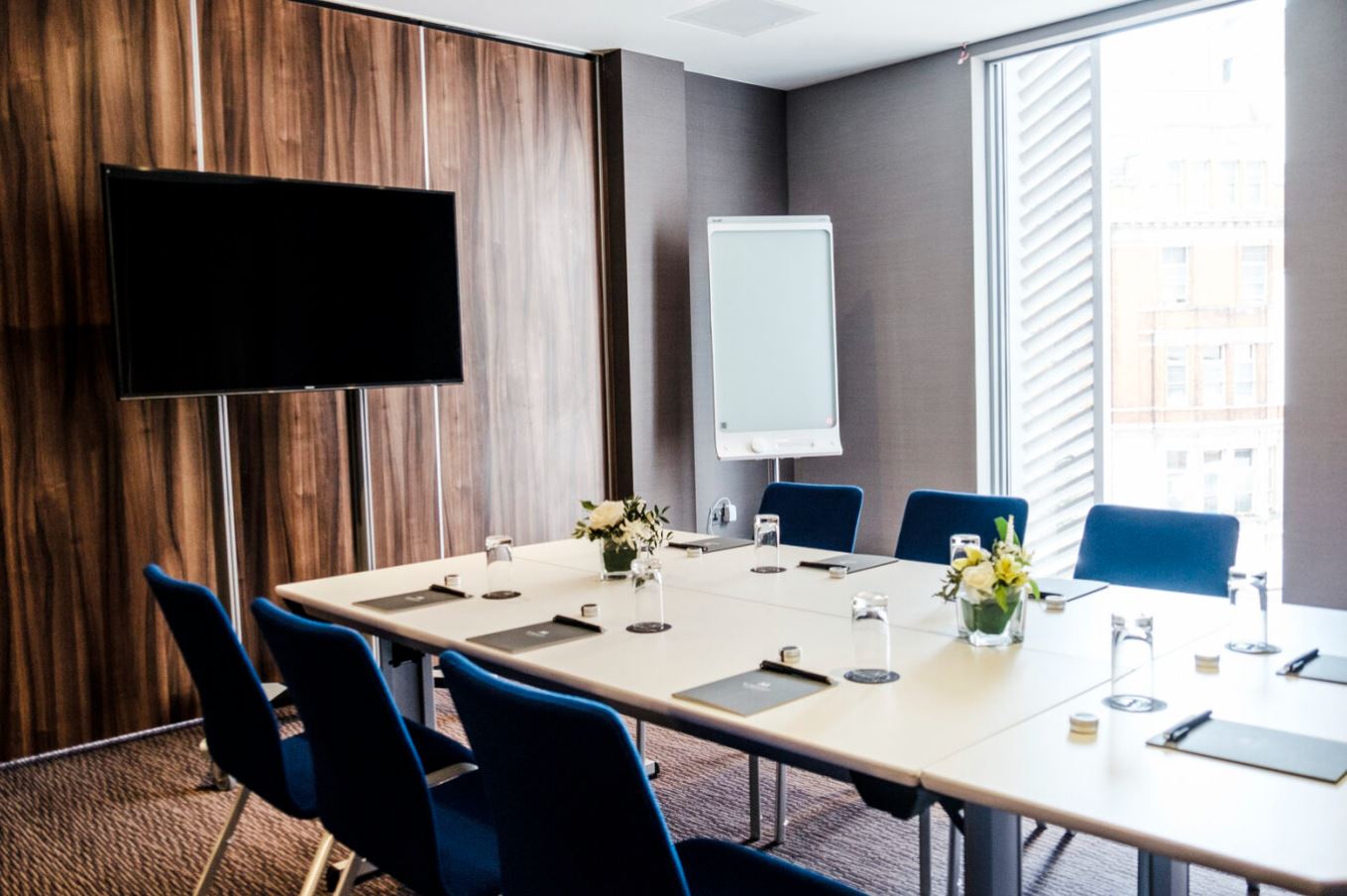Modern meeting room with large table, ideal for corporate events and workshops.
