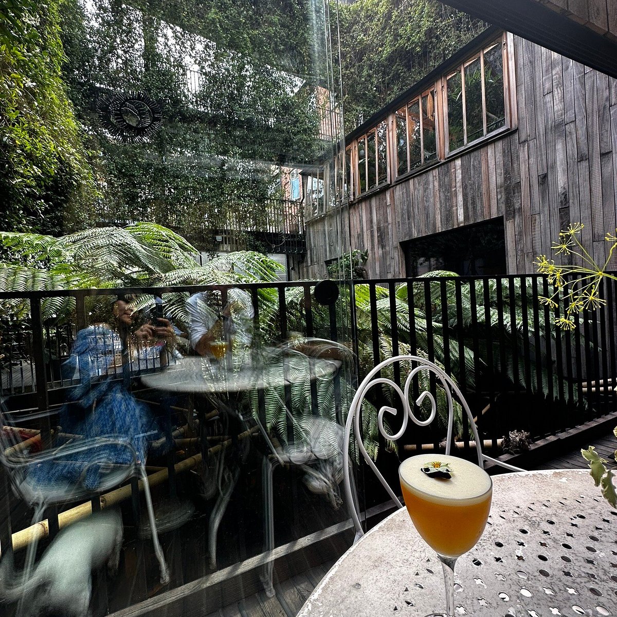 Serene outdoor meeting space at Jurema Winter Garden, perfect for intimate gatherings and brainstorming.