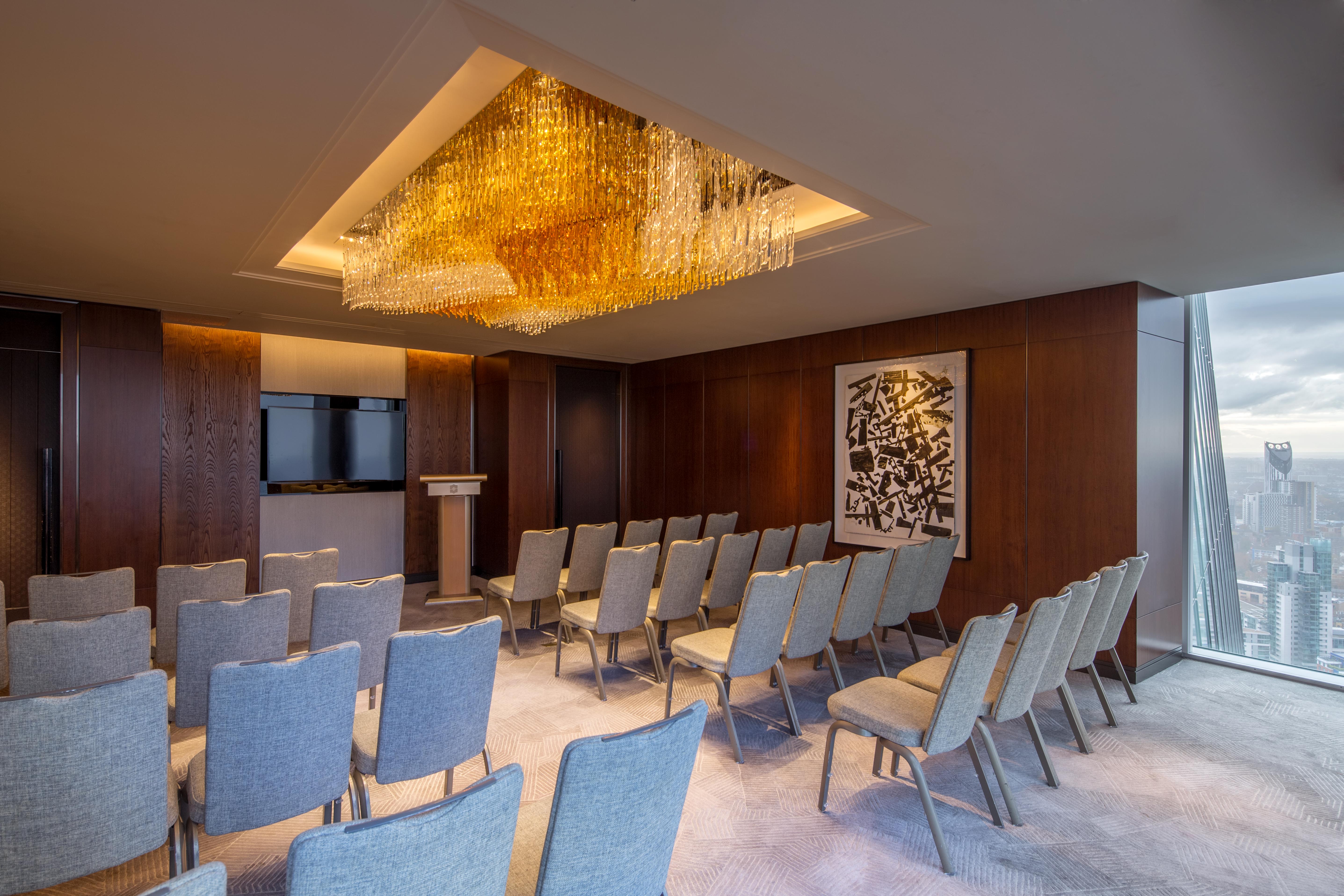 Li Room at Shangri-La The Shard, London: elegant meeting space with chandelier for corporate events.