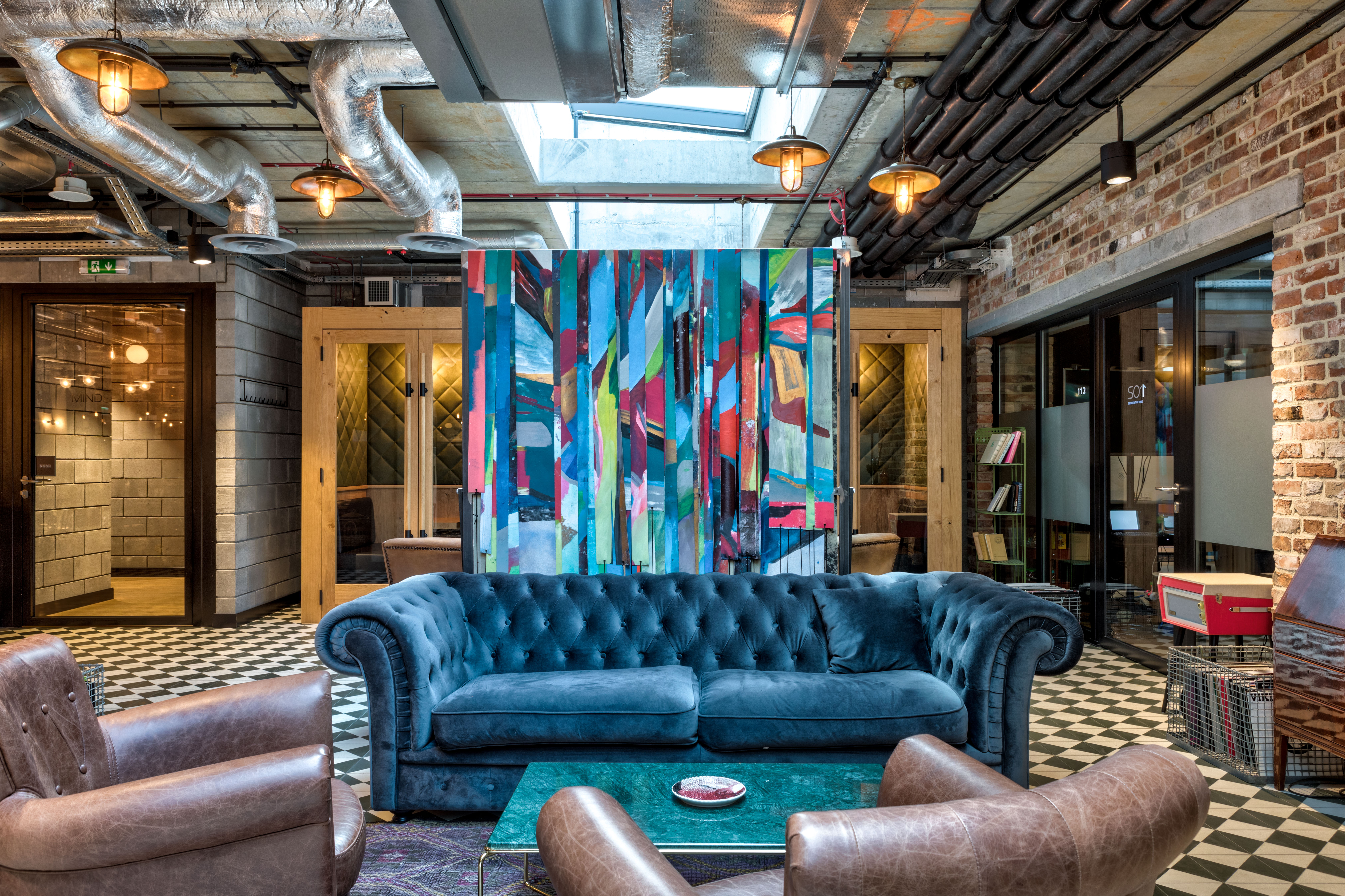 Modern lounge area in Mindspace-Koszykowa, ideal for networking events and meetings.