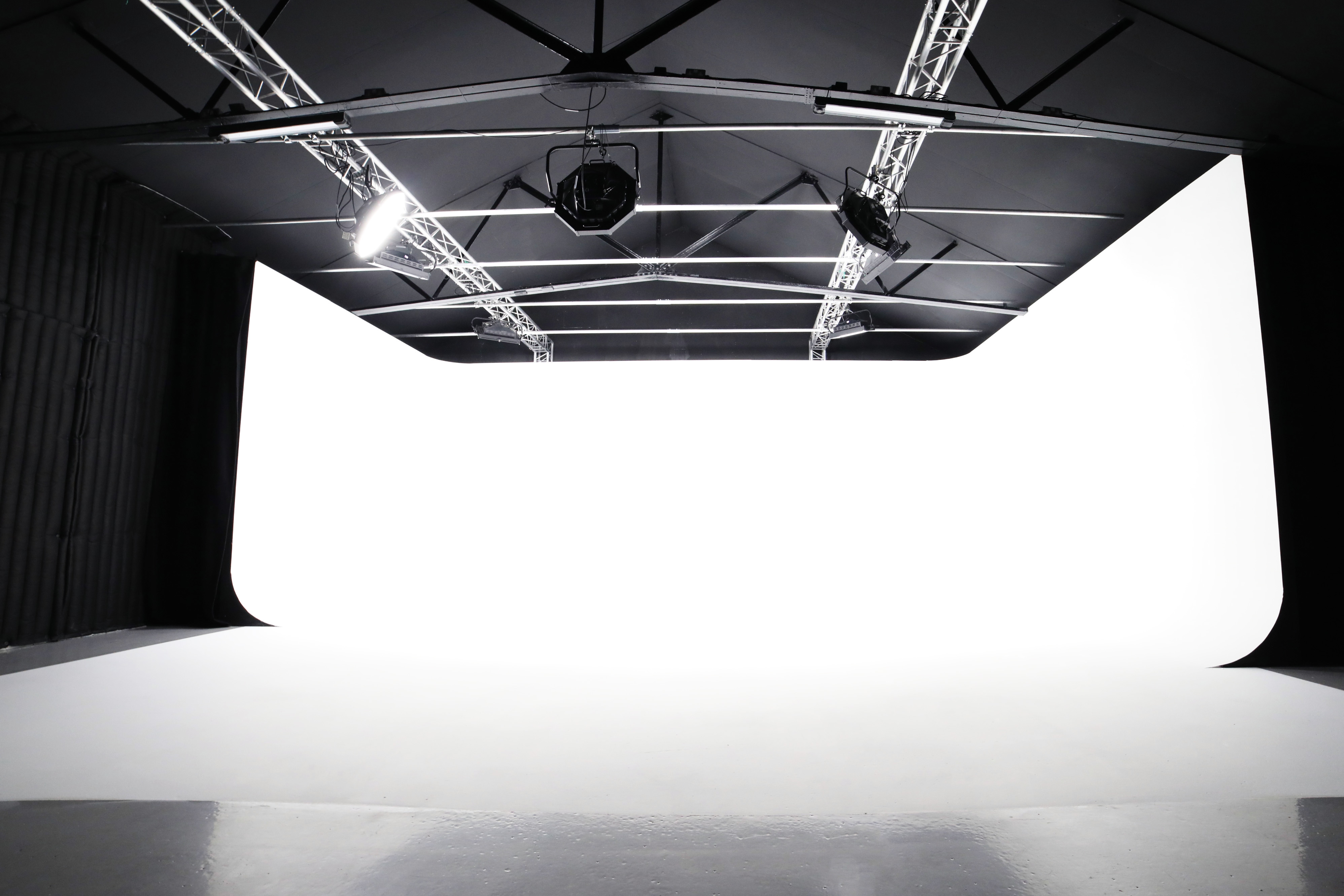 Versatile sound stage with seamless white backdrop for events and presentations.