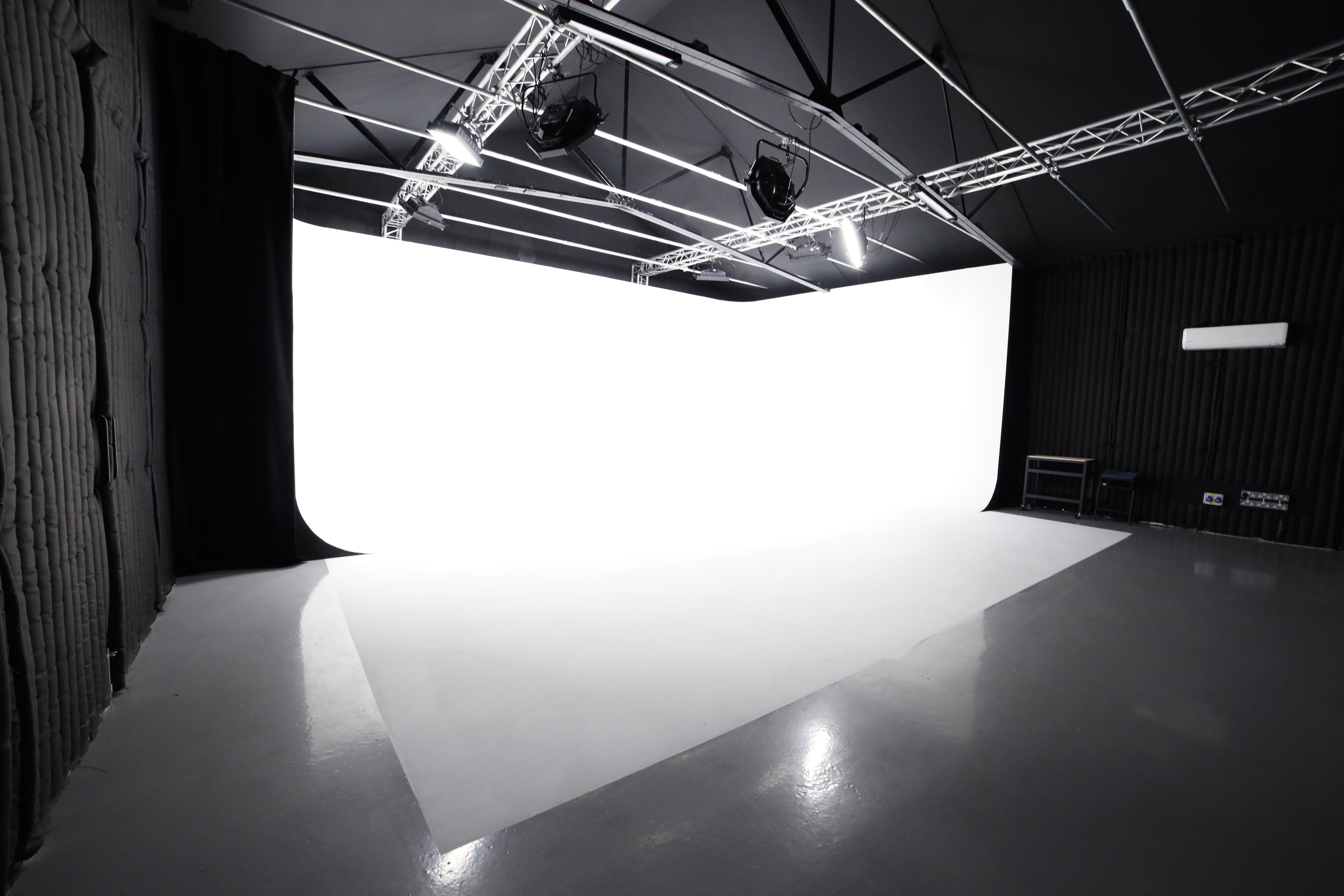 Versatile sound stage with seamless white backdrop for events and presentations.