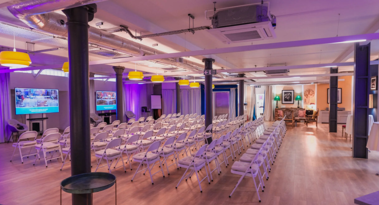 La Galeria event space with white chairs, ideal for meetings and seminars.