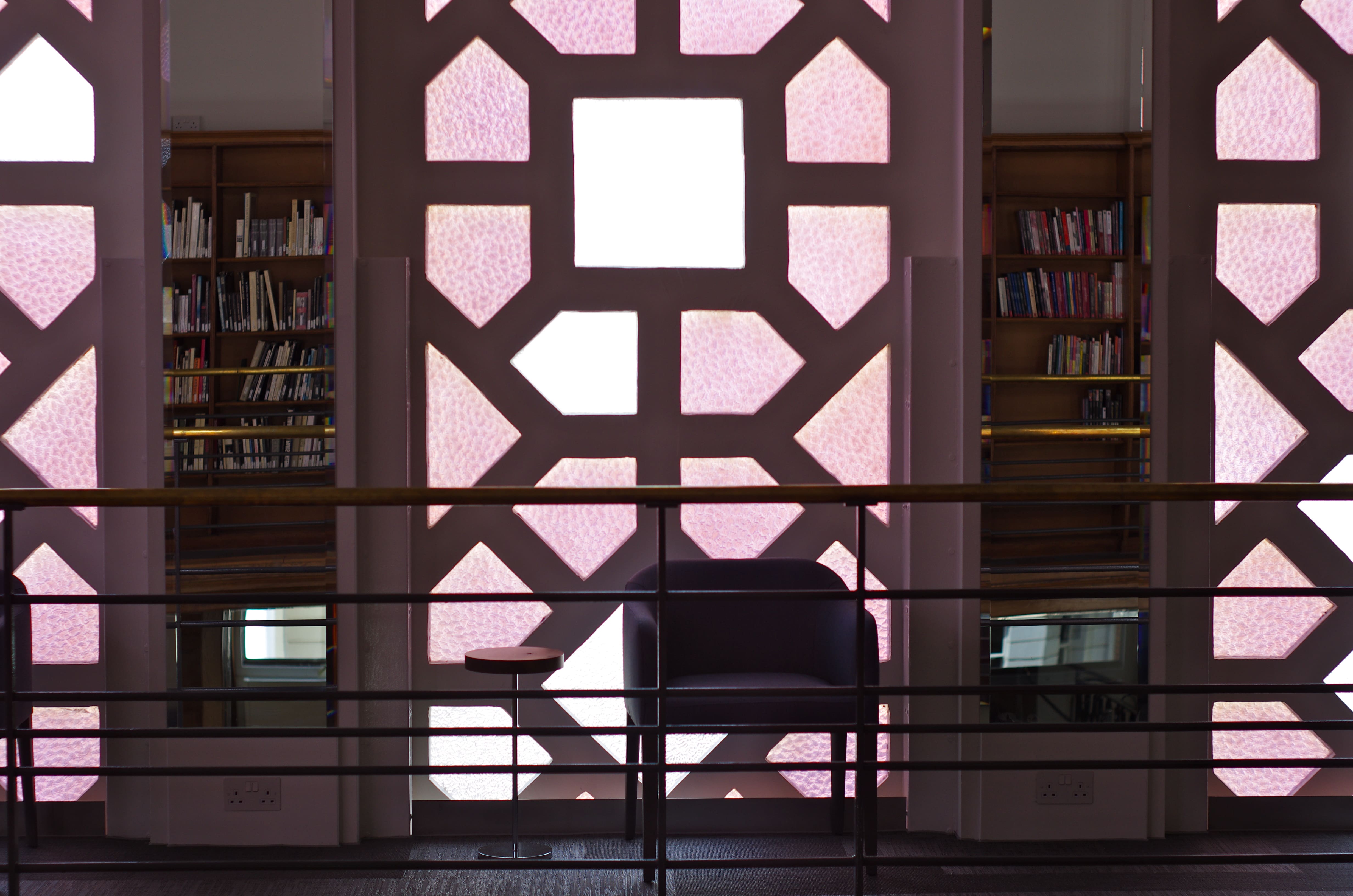 Art Deco library with unique architecture, perfect for meetings and workshops.