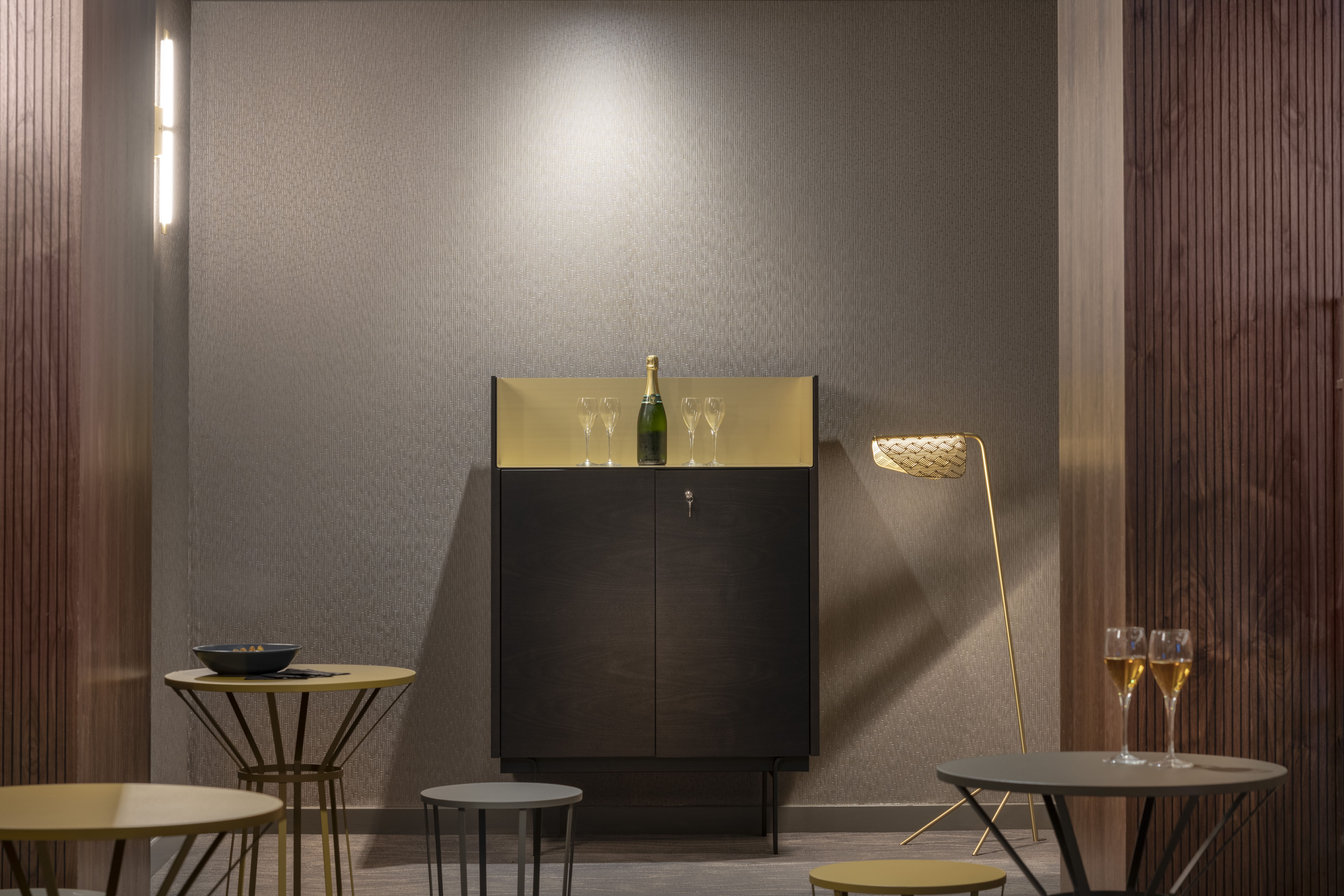 Ciné Lumière 2 bar setup with champagne, ideal for upscale networking events.