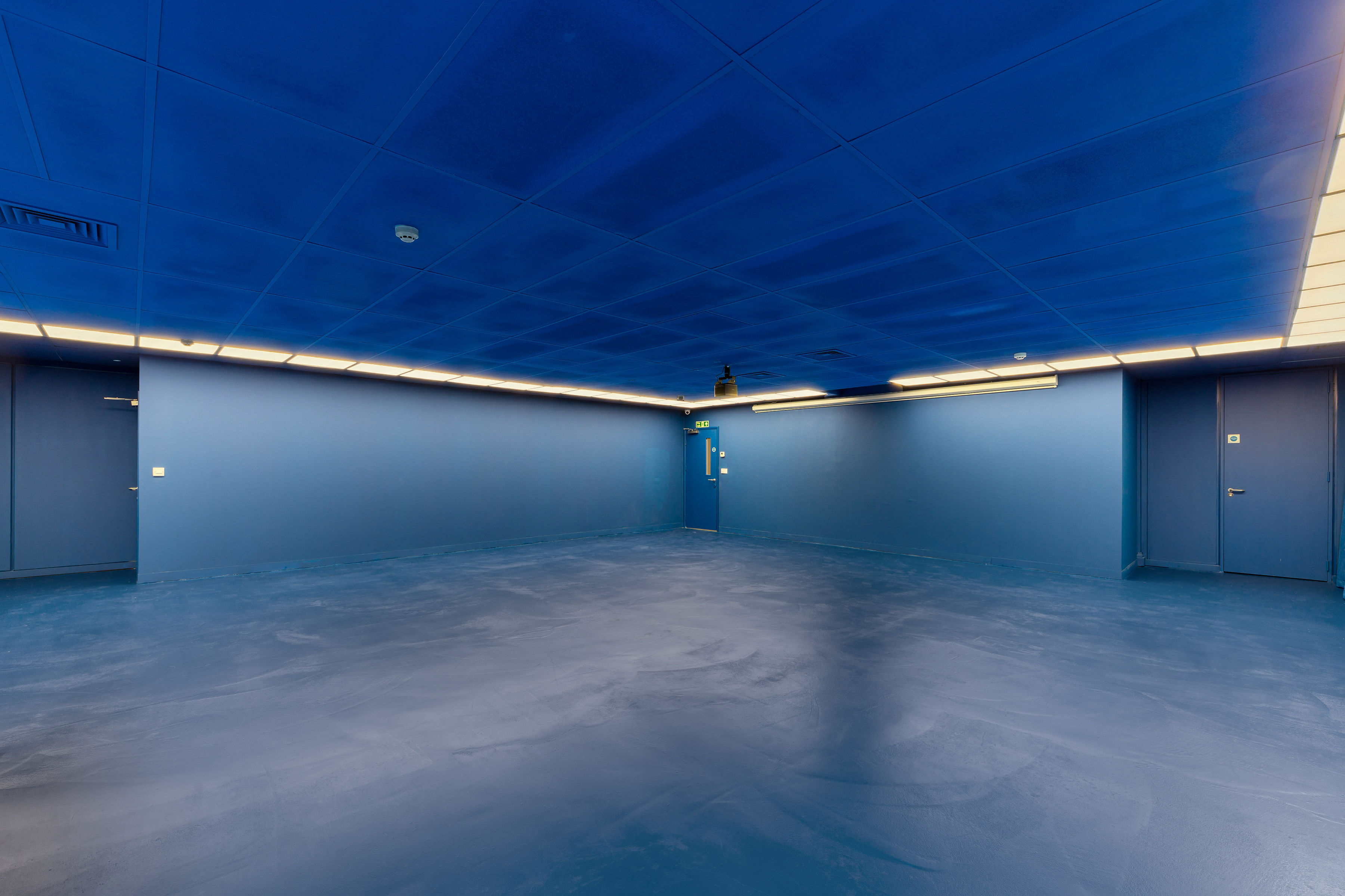 Quirky Blue Room  - 2vdz32tnv5d.jpg
