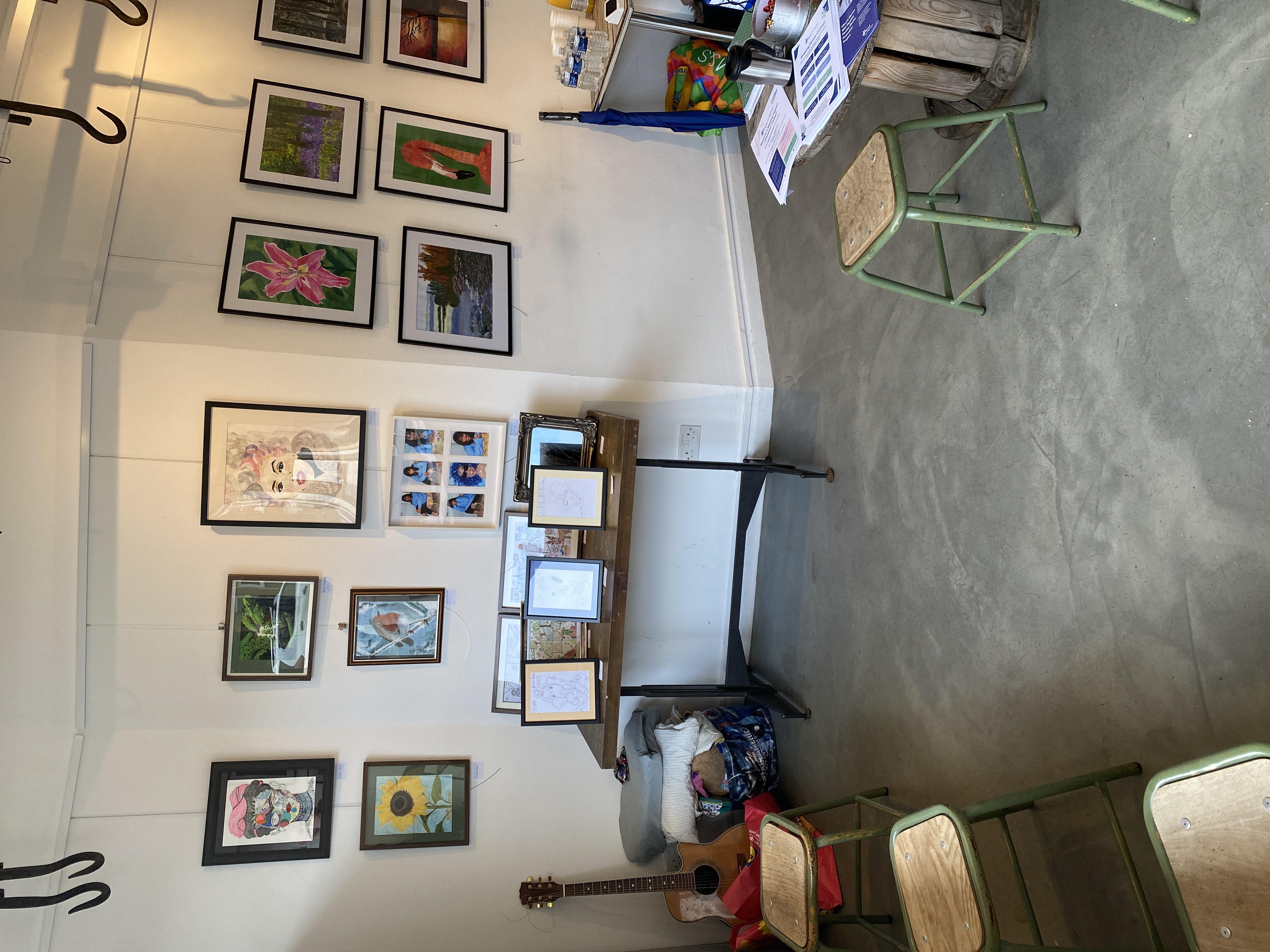 Cozy meeting space with wooden table, artwork; perfect for workshops and gatherings.