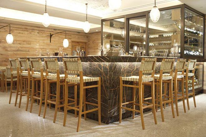 Stylish Wine Bar at Fortnum & Mason with marble counter, ideal for cocktail receptions.