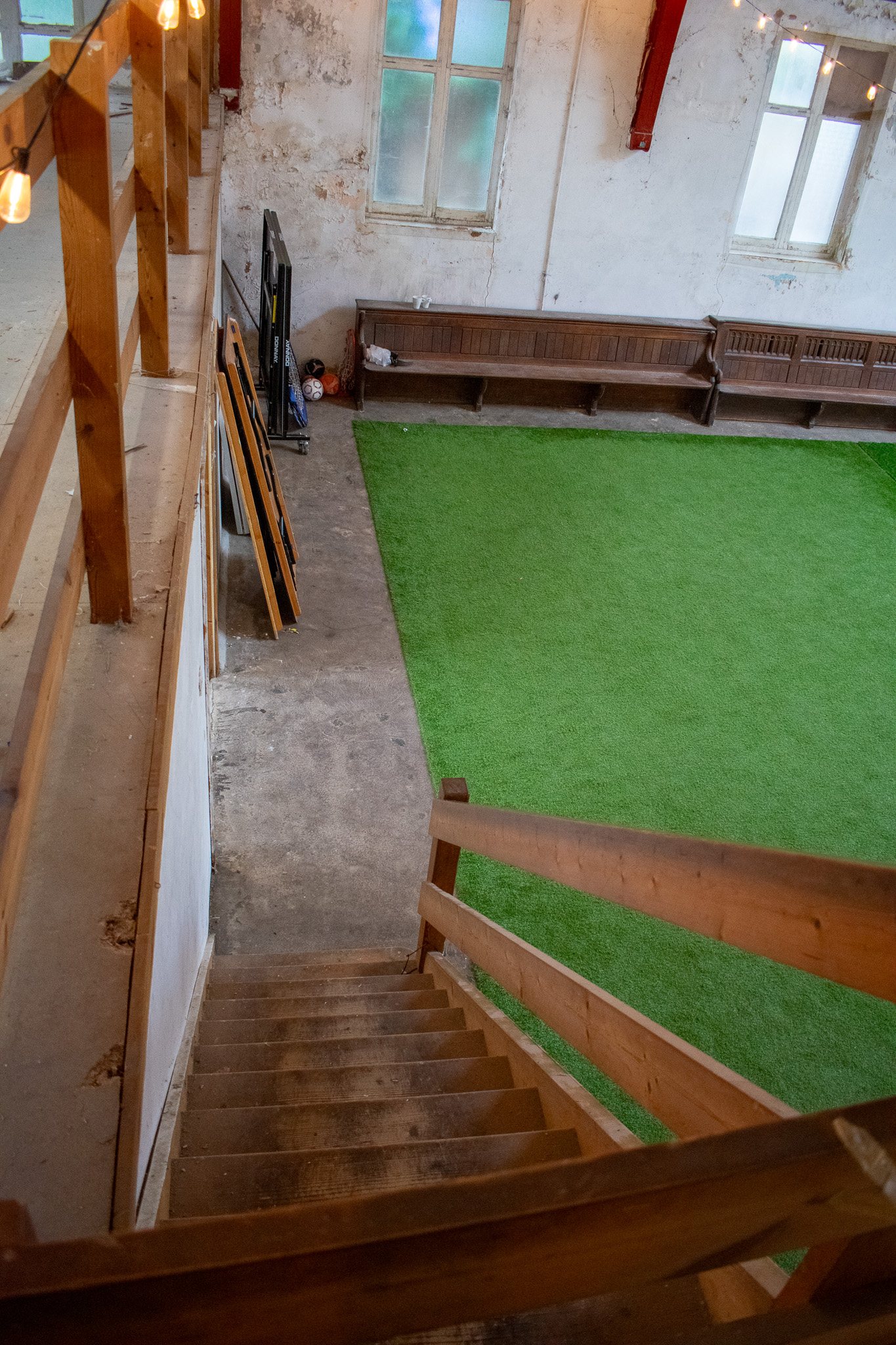 Versatile event space with green turf, ideal for outdoor gatherings and meetings.