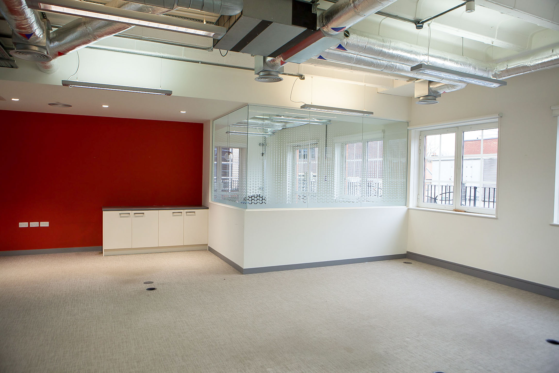 Modern meeting space with vibrant wall, ideal for workshops and corporate events.
