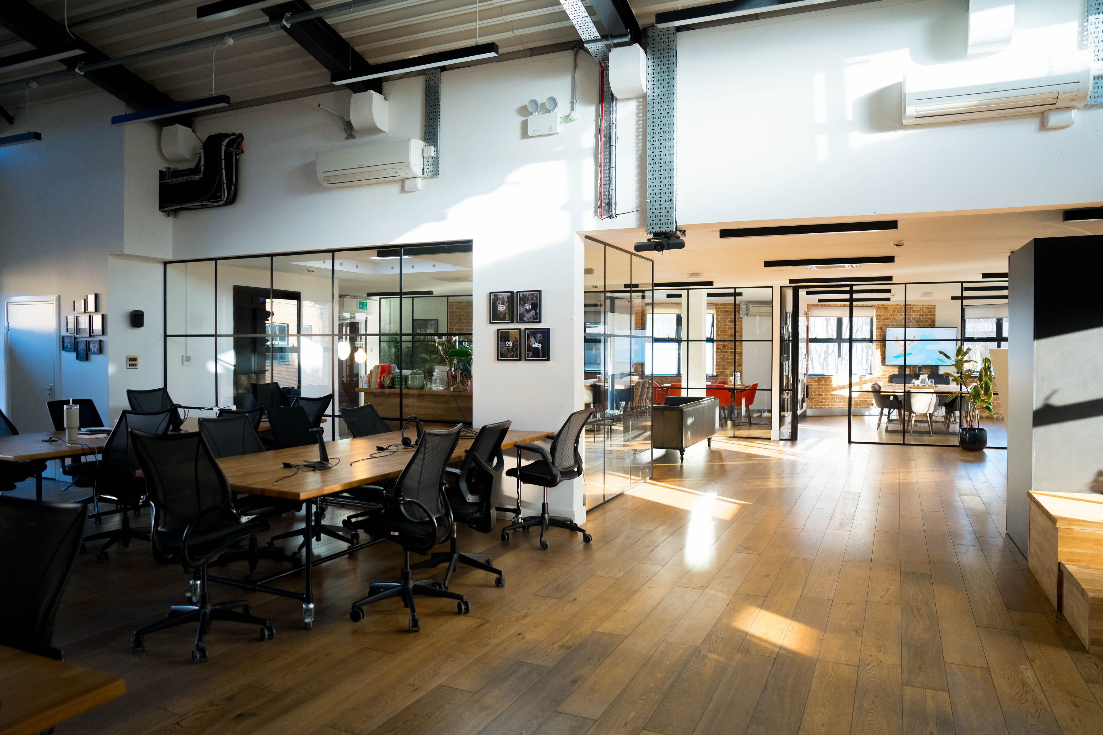 Modern EC1 Campus workspace with natural light, ideal for meetings and events.