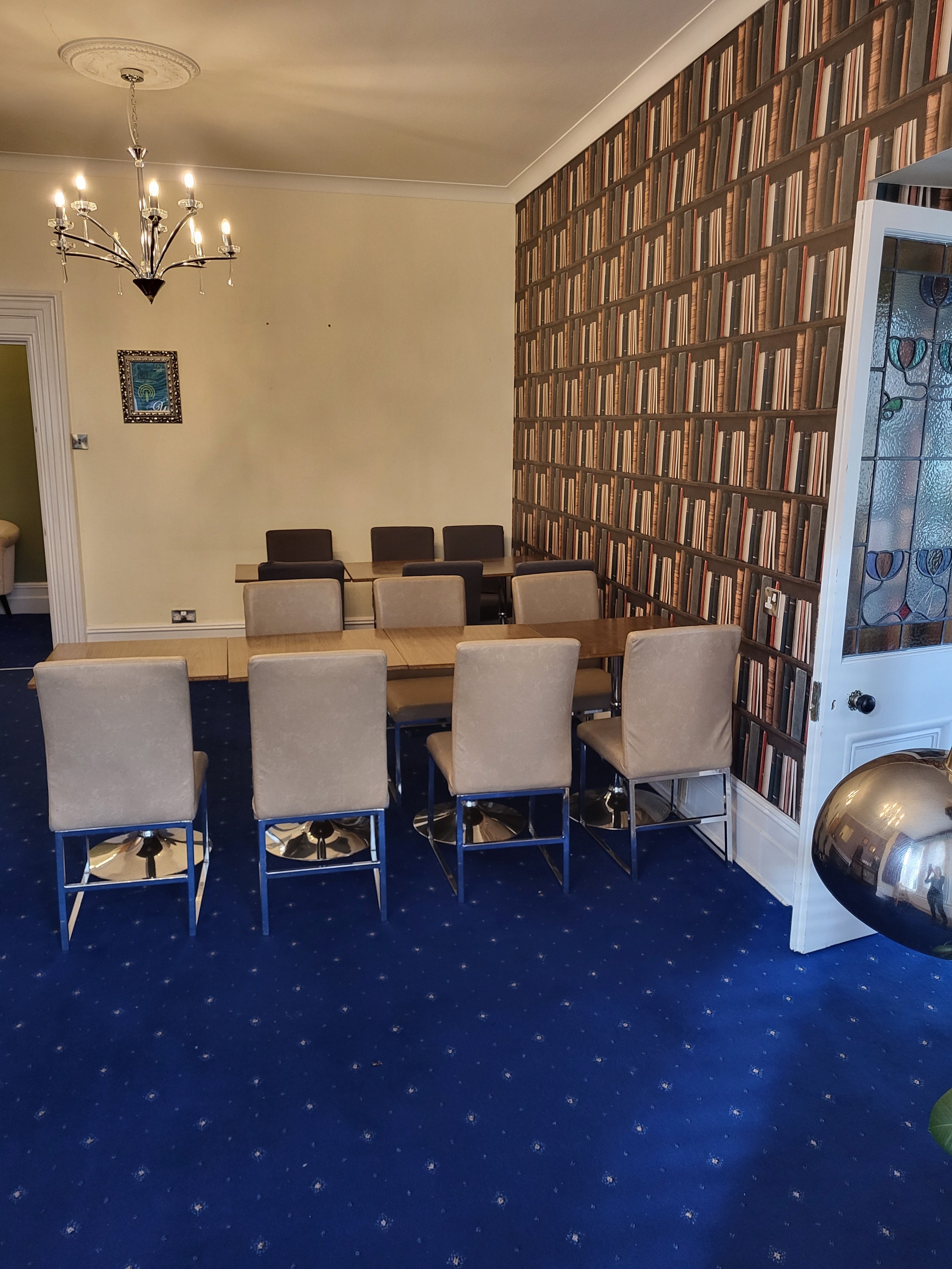 Washington House Hotel meeting room with modern table setup, ideal for workshops and discussions.