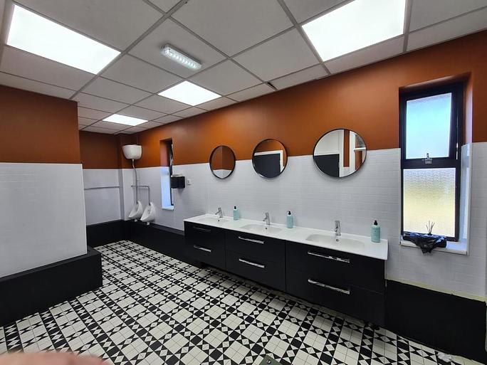 Modern meeting room with sleek fixtures, ideal for high-traffic events.