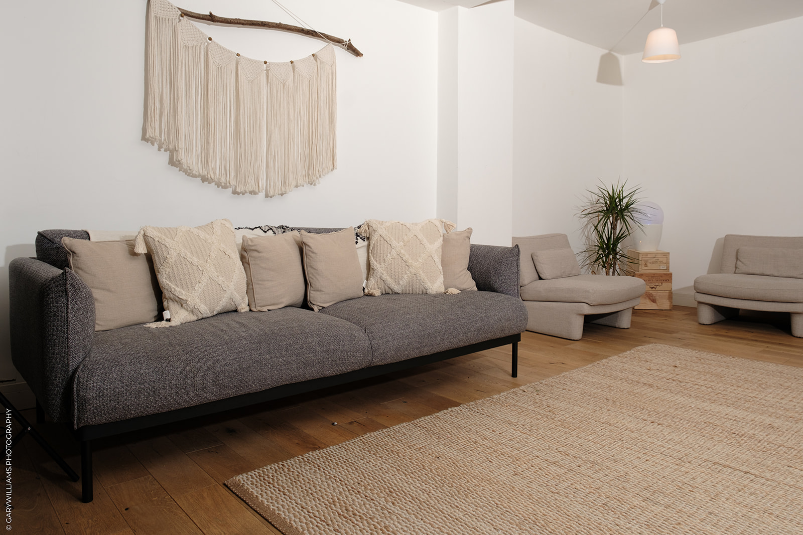 Cozy minimalist lounge at Serenity Studio London for informal meetings and brainstorming.