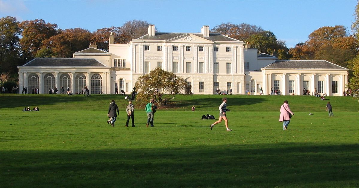 Kenwood House neoclassical architecture: prime venue for corporate retreats and outdoor galas.