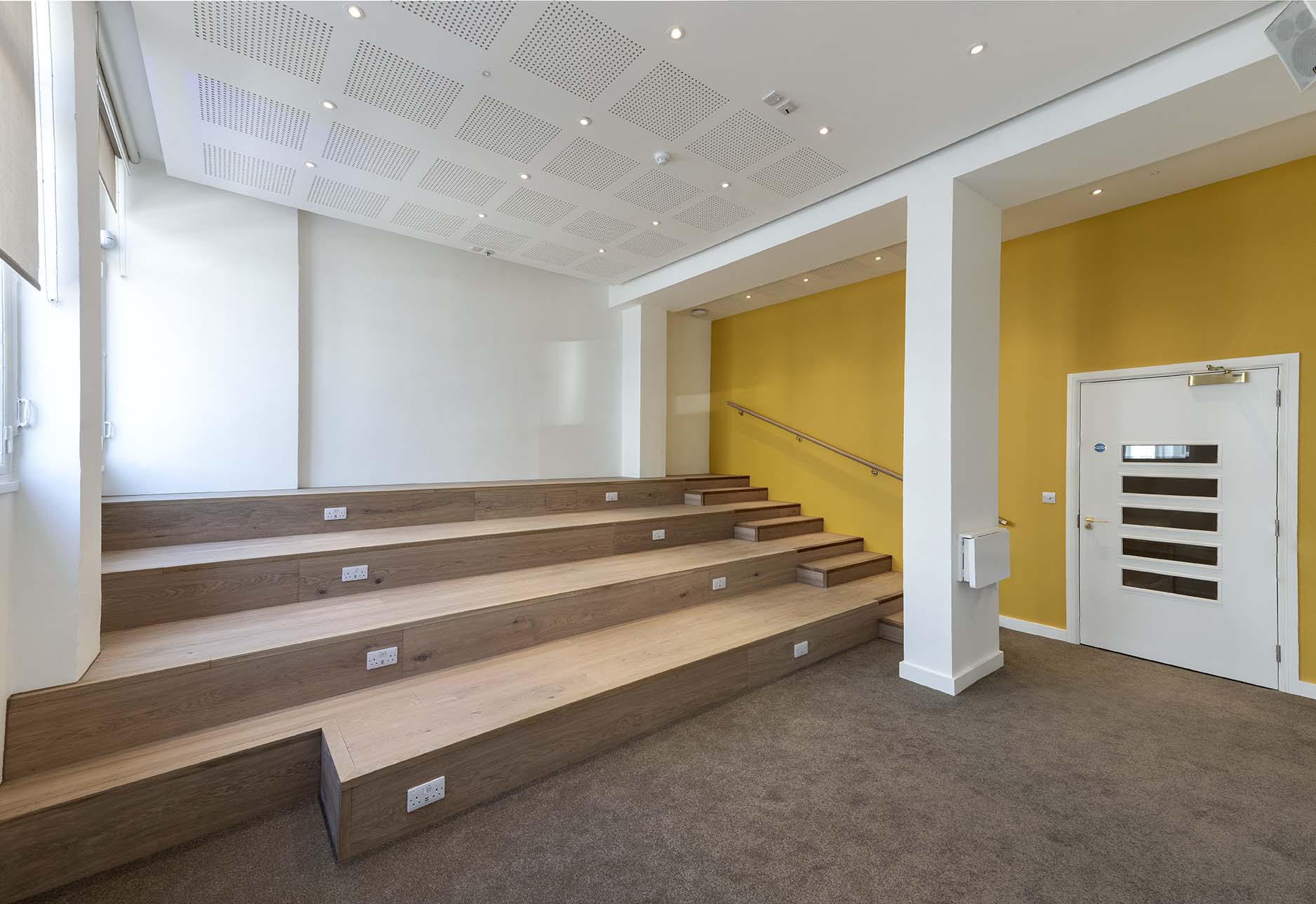 Modern multi-tiered meeting space at Institut français, perfect for workshops and seminars.