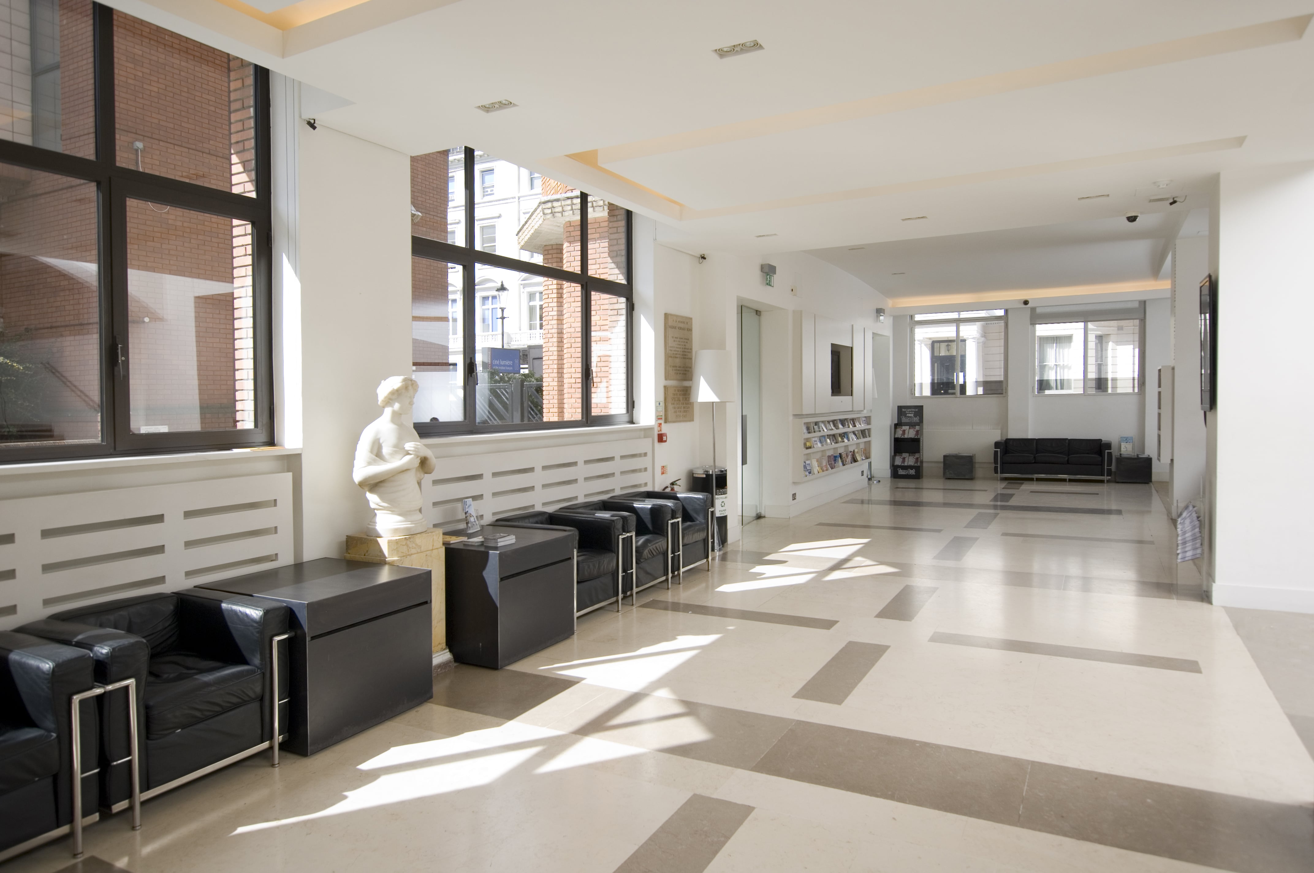 Le Foyer - Hall - cgkth4c0q2b.jpg