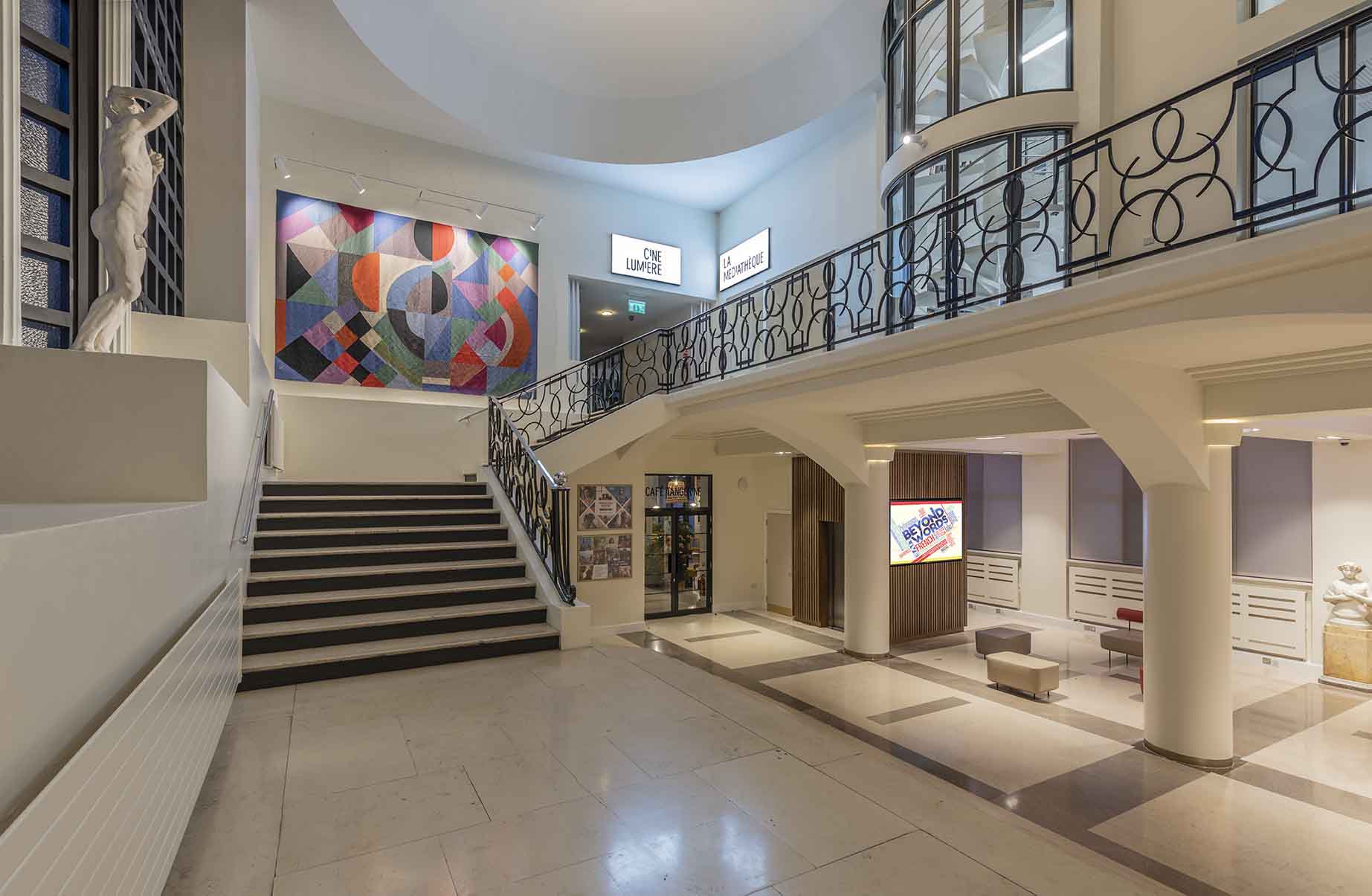 Elegant lobby with high ceilings at Institut français du Royaume-Uni for events and networking.
