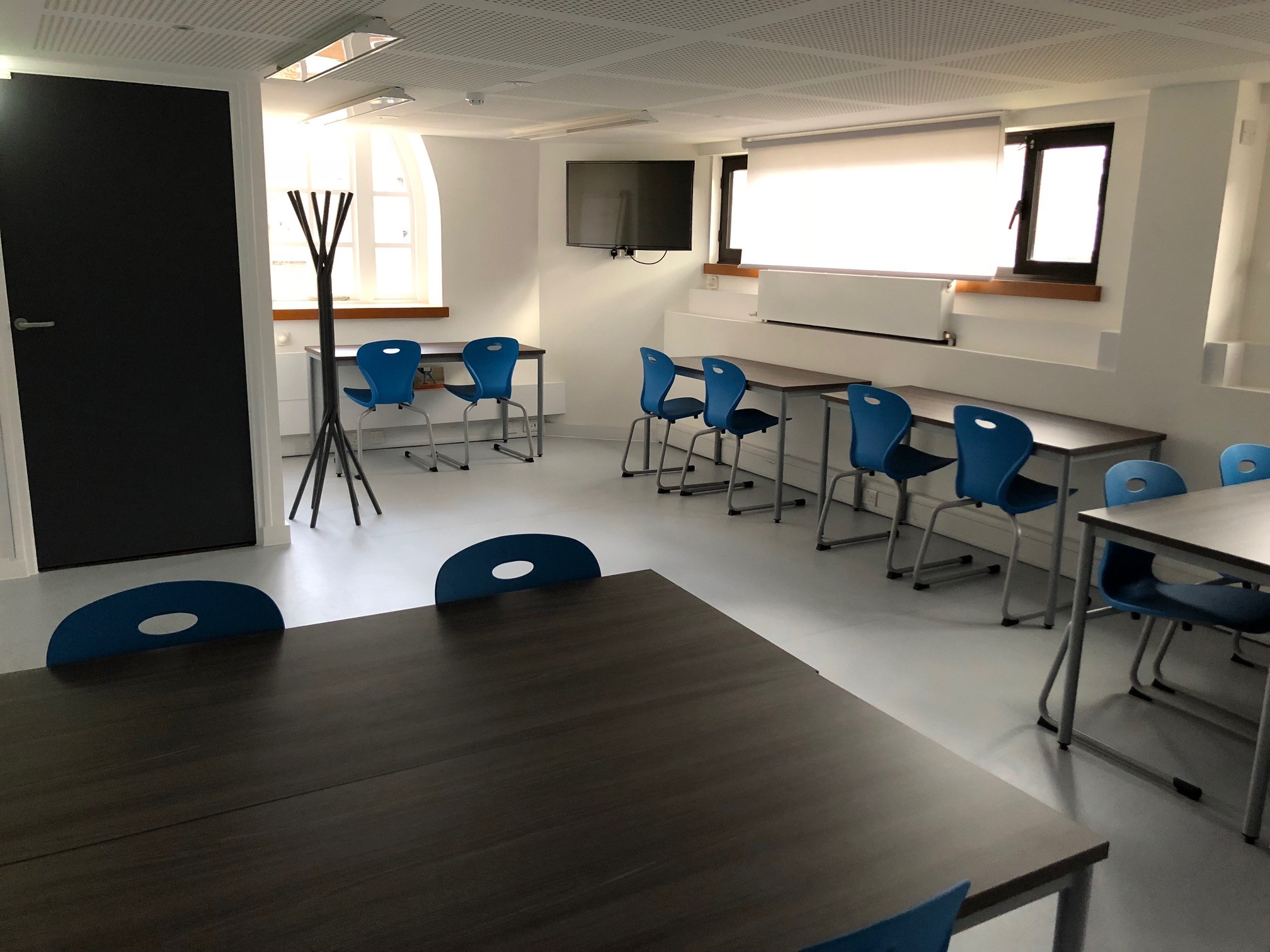 Versatile meeting space in Salle Baudoin, ideal for workshops and presentations.