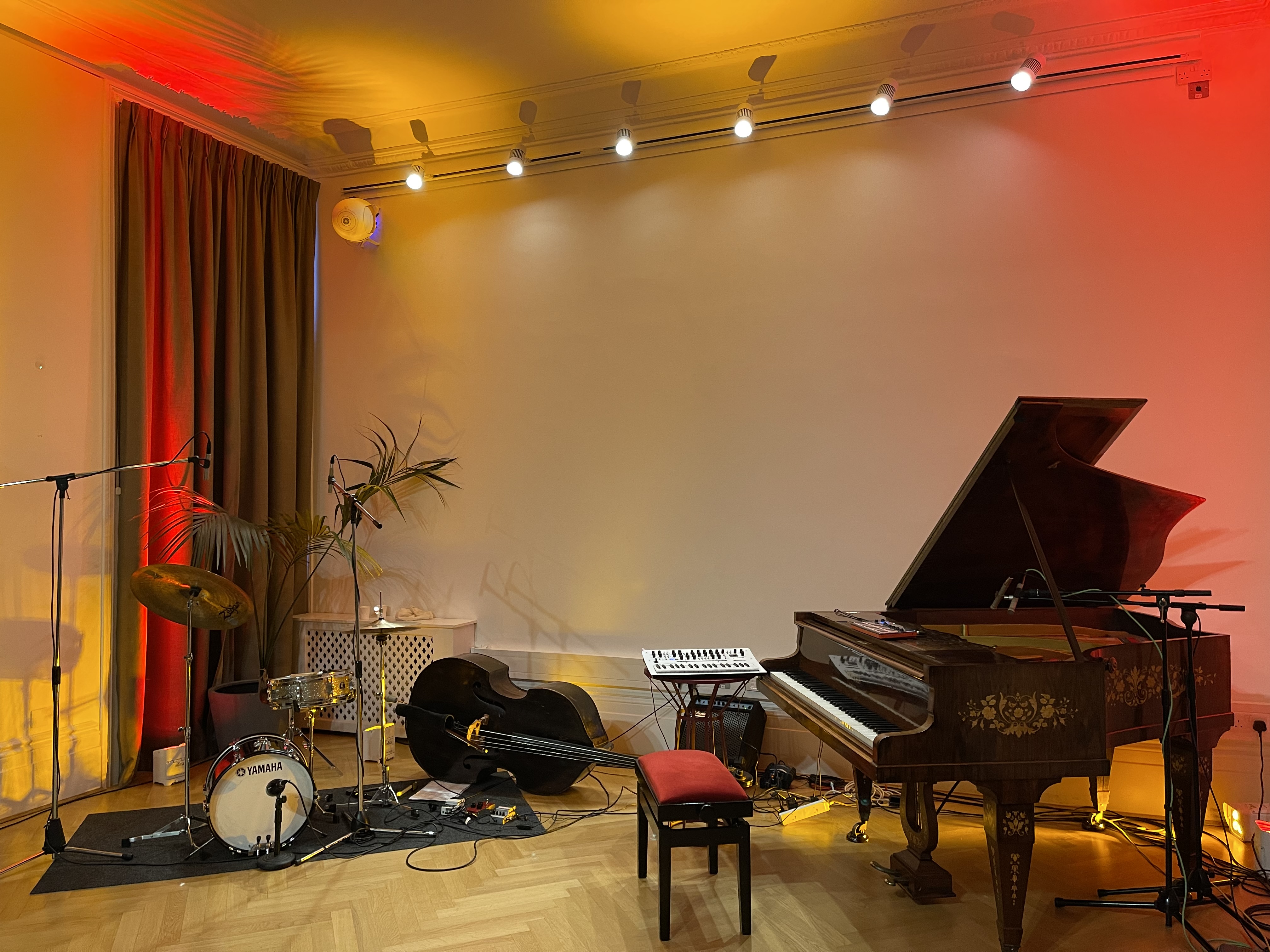 Les Salons - mghuga12snf.jpg