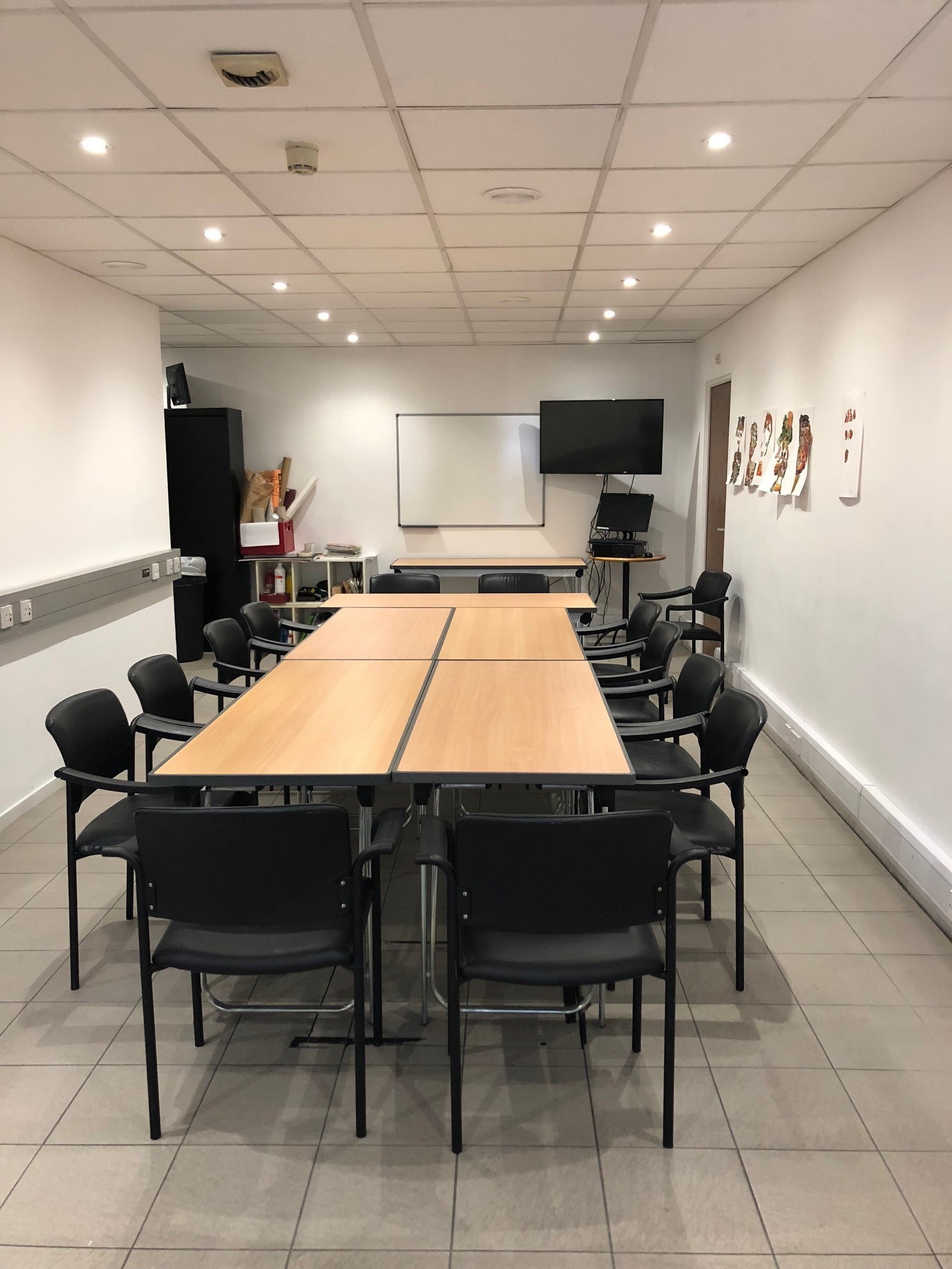 Meeting room at Institut français du Royaume-Uni with rectangular table for collaboration.