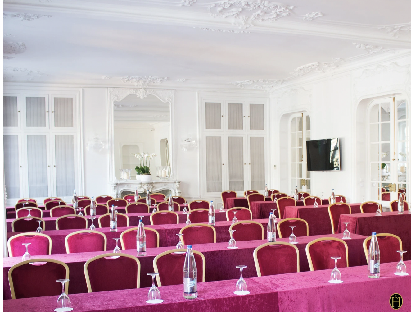 Elegant meeting room with burgundy decor, perfect for conferences and workshops.