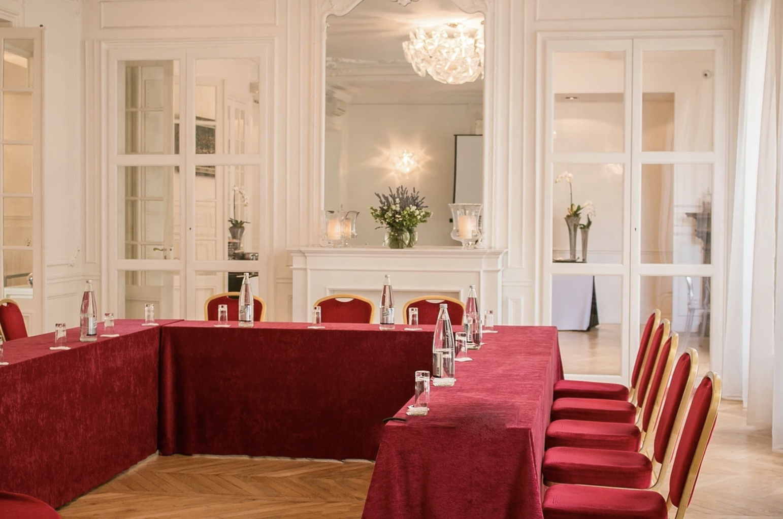 Elegant U-shaped meeting room in Suite Montaigne, perfect for corporate events and gatherings.