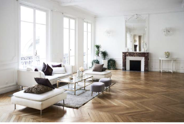 Elegant meeting space in Suite Montaigne, ideal for high-end events and gatherings.