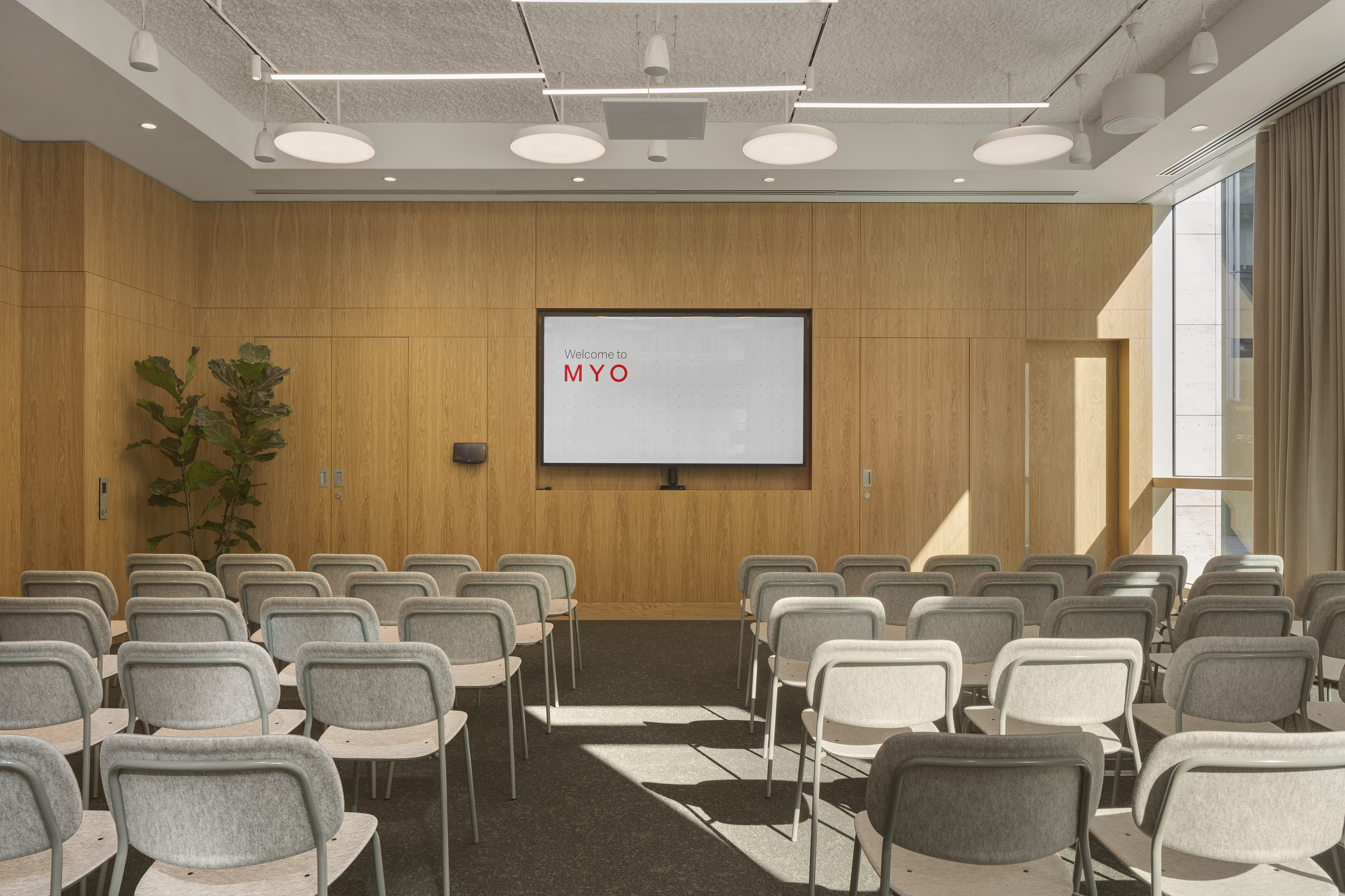 Modern meeting room with ergonomic chairs, ideal for corporate events and workshops.