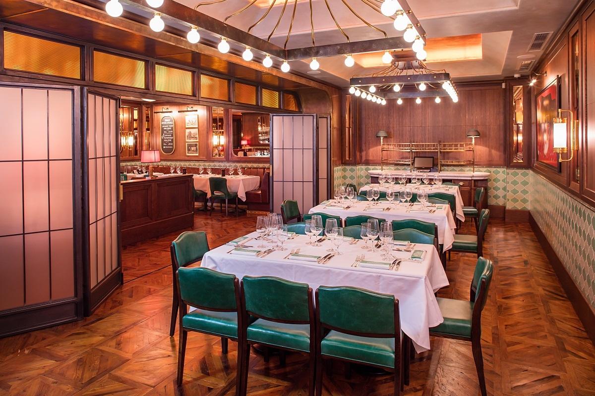 Sophisticated dining area at Smith & Wollensky, perfect for corporate events and private gatherings.