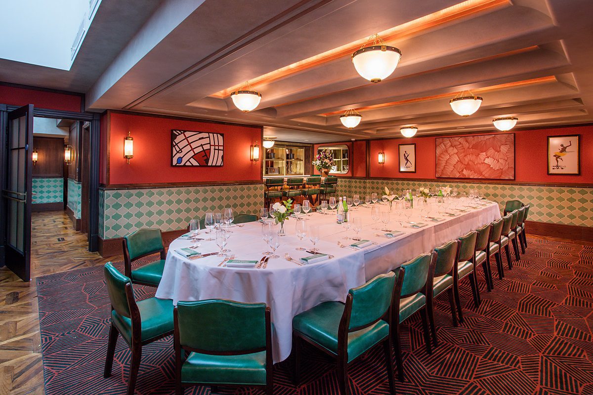 Private dining room at Smith & Wollensky with elegant round table for corporate meetings.