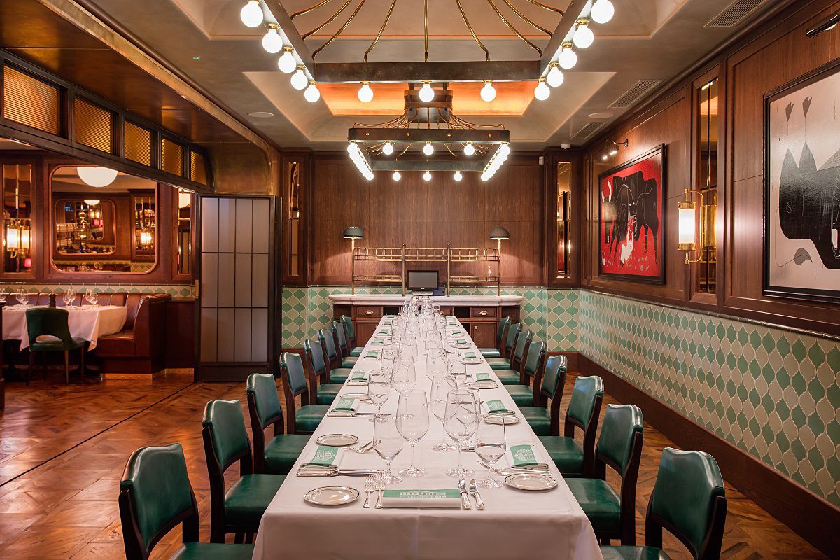 Private dining room at Smith & Wollensky, elegant table for intimate corporate events.