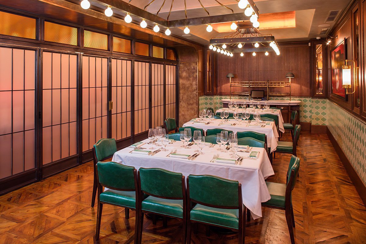 Elegant private dining room at Smith & Wollensky, ideal for corporate dinners and gatherings.