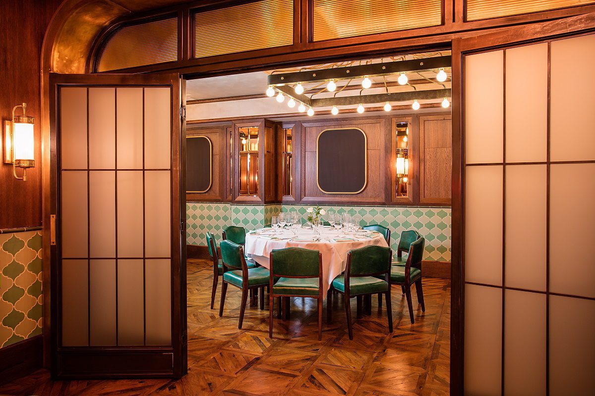 Elegant private dining room at Smith & Wollensky, ideal for corporate dinners and gatherings.