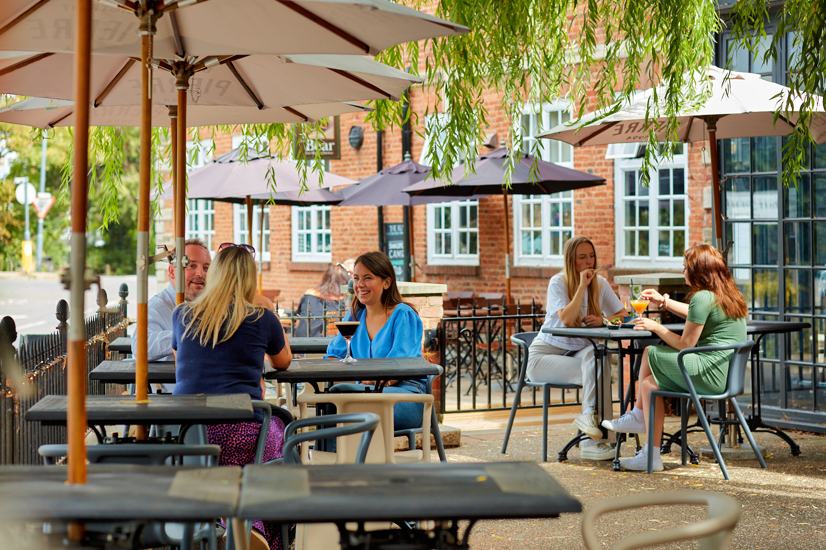 Clopton Room outdoor setting with umbrellas for casual meetings and networking events.