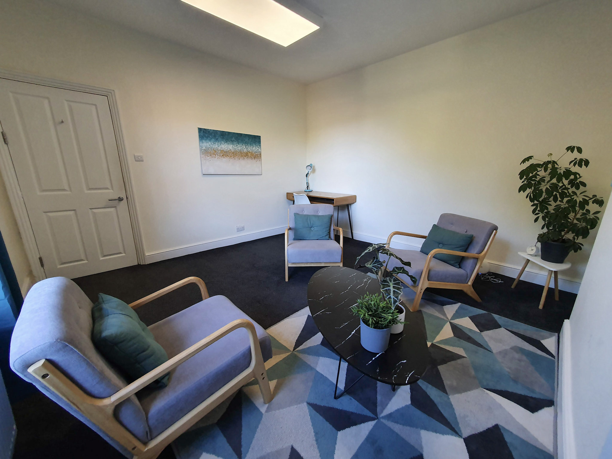 Cozy Oxford Meeting Room with comfortable seating for intimate brainstorming sessions.