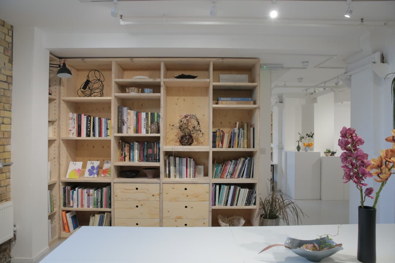 Modern meeting space at Ensō London with open shelving and inviting decor.