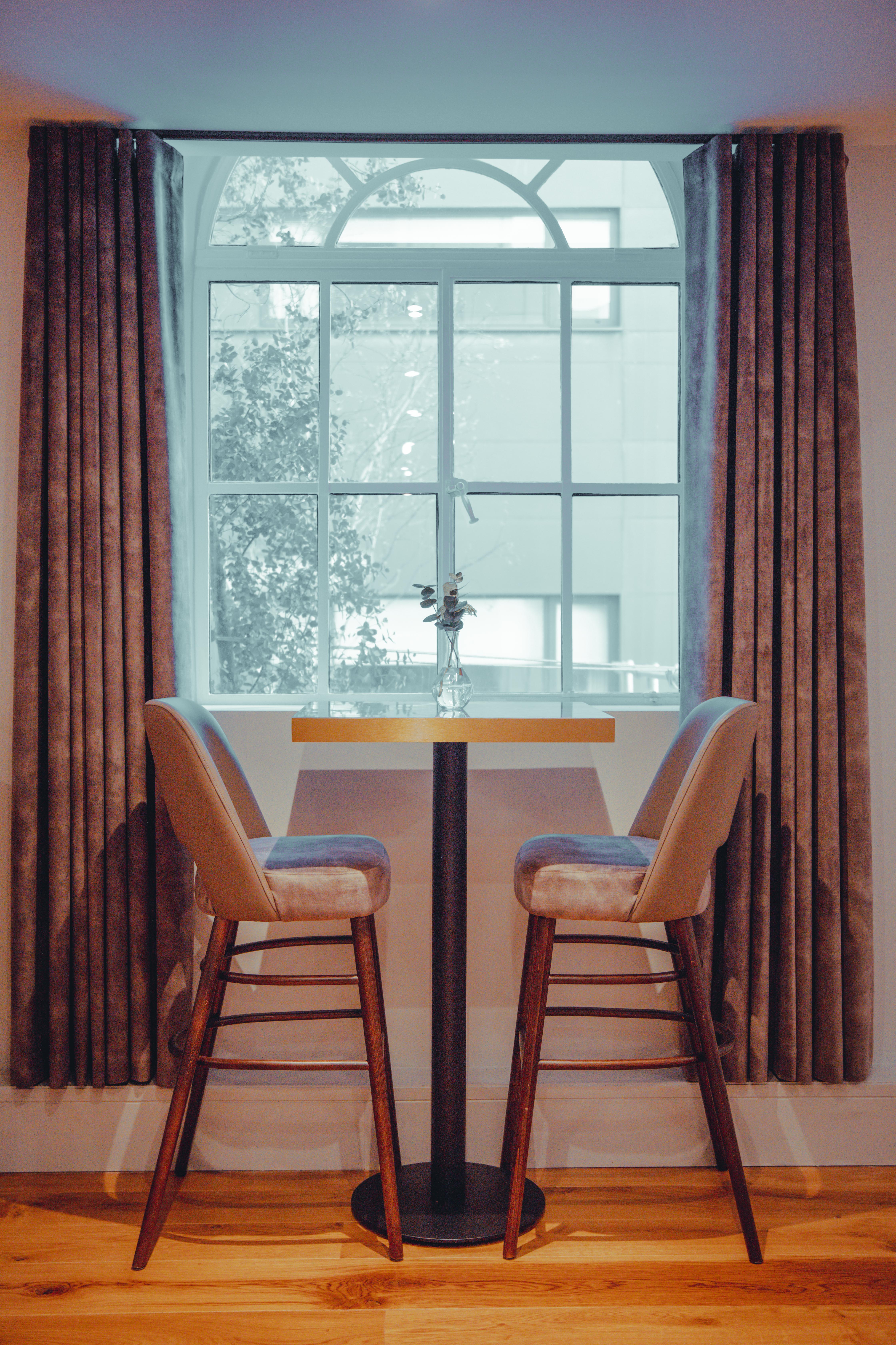 "Hope Street Hotel Cinema: intimate meeting space with elegant decor for discussions."