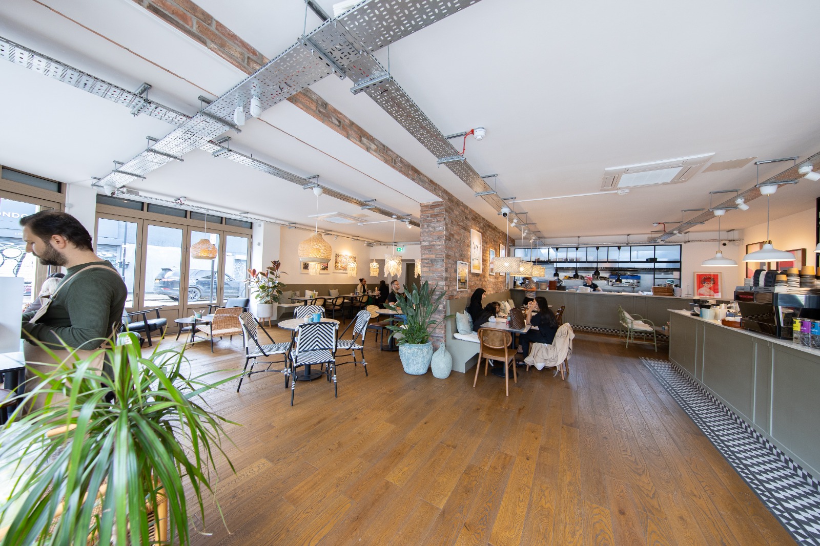 Modern café with natural light, ideal for networking and informal meetings.