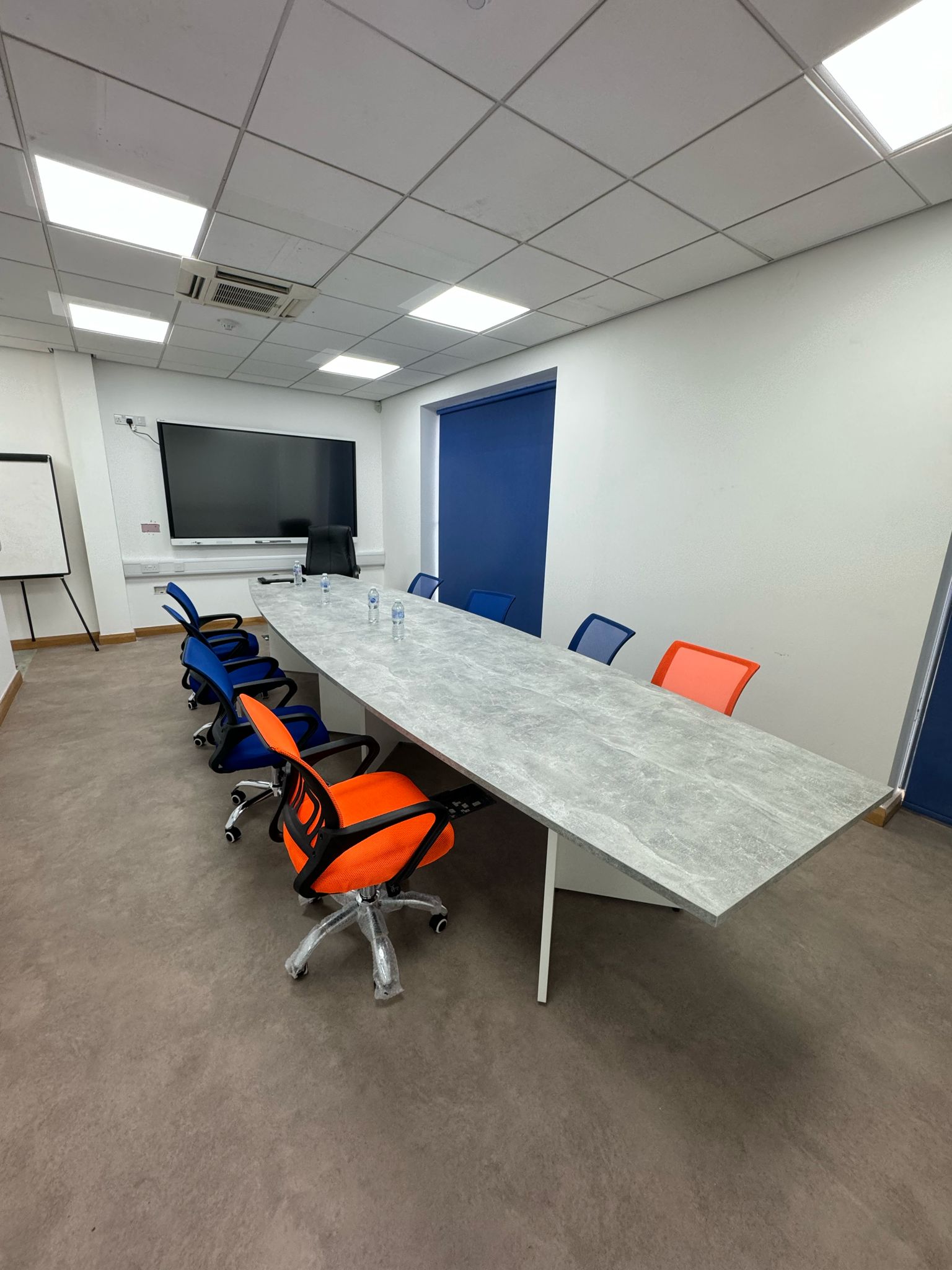 Modern conference room with elongated table, ideal for meetings and brainstorming sessions.