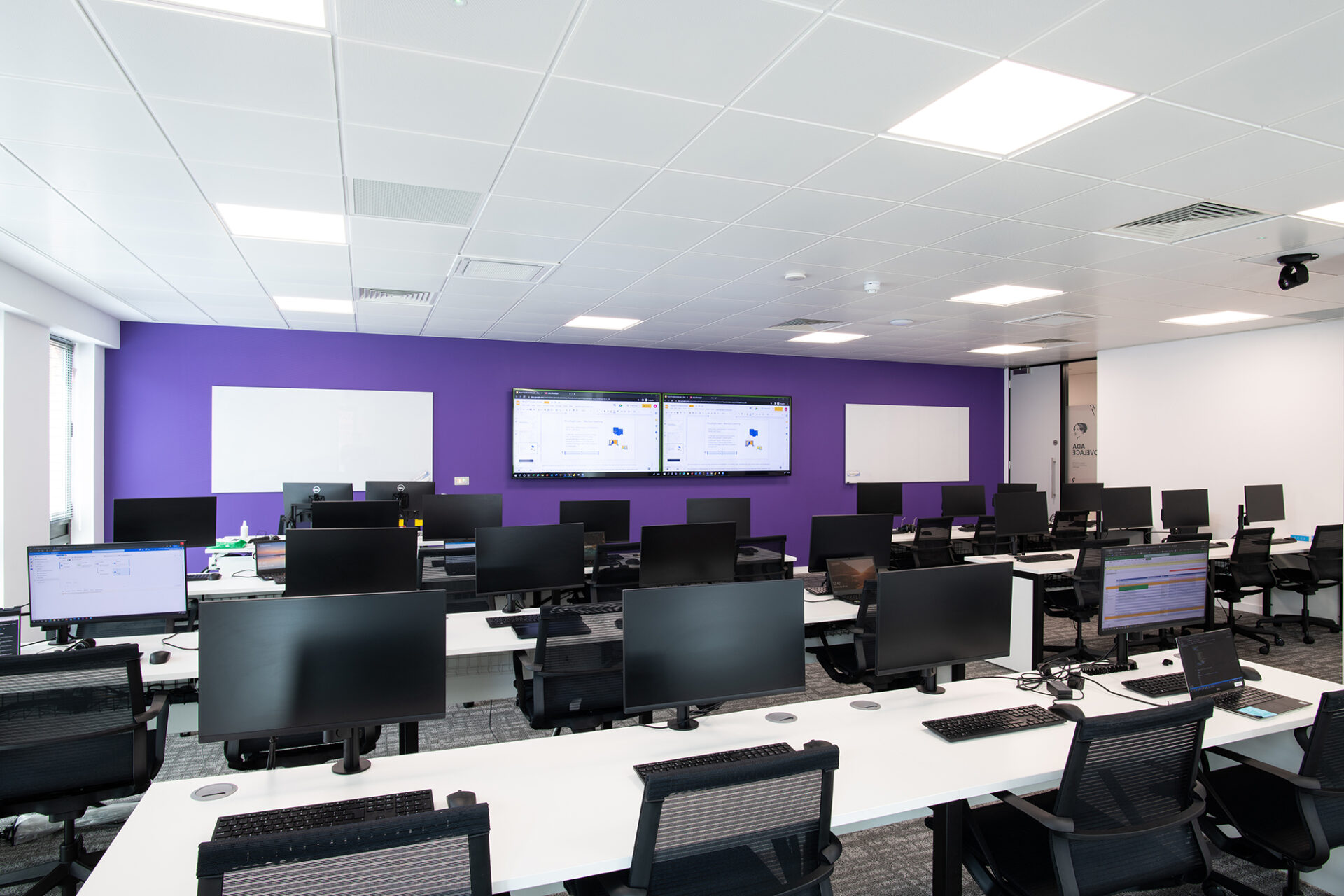 Modern training facility with workstations, ideal for hybrid meetings and tech events.