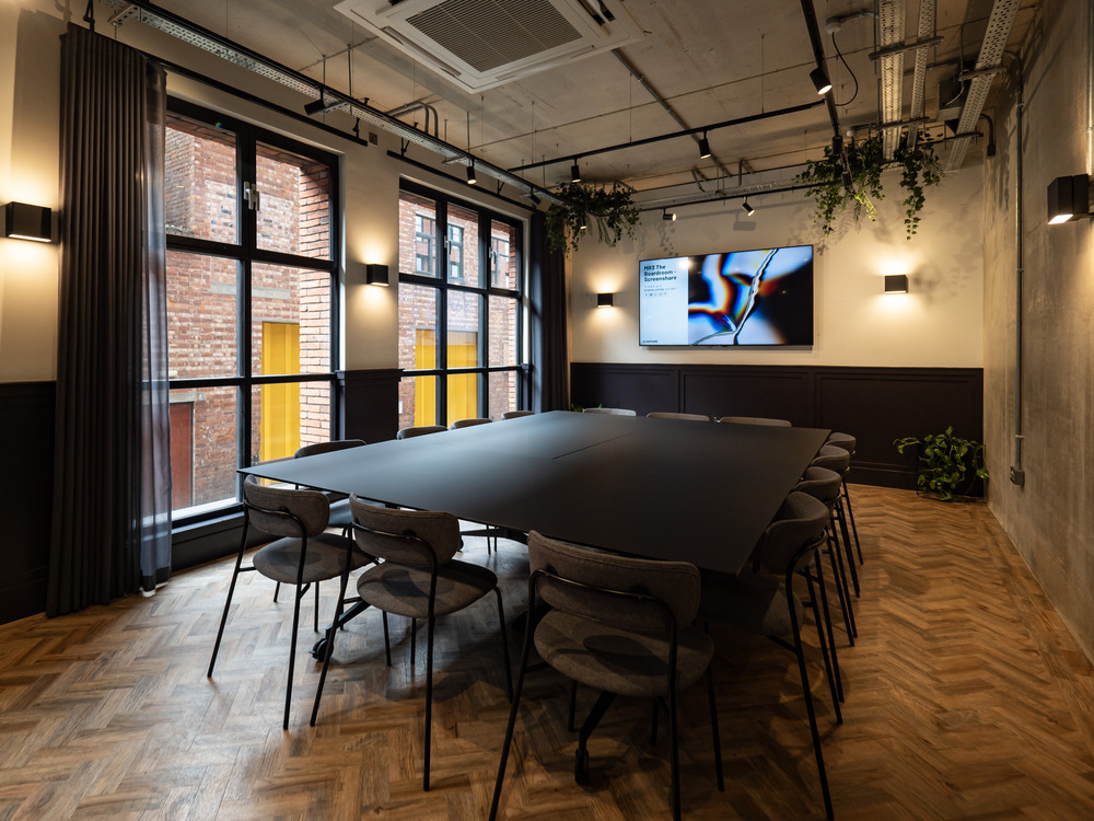 Modern meeting room with sleek table, ideal for presentations and brainstorming sessions.