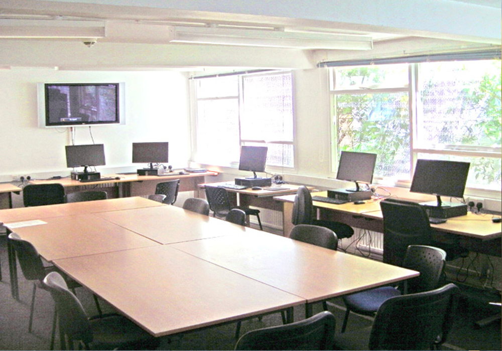 Modern art studio with computer stations, ideal for collaborative workshops and training.