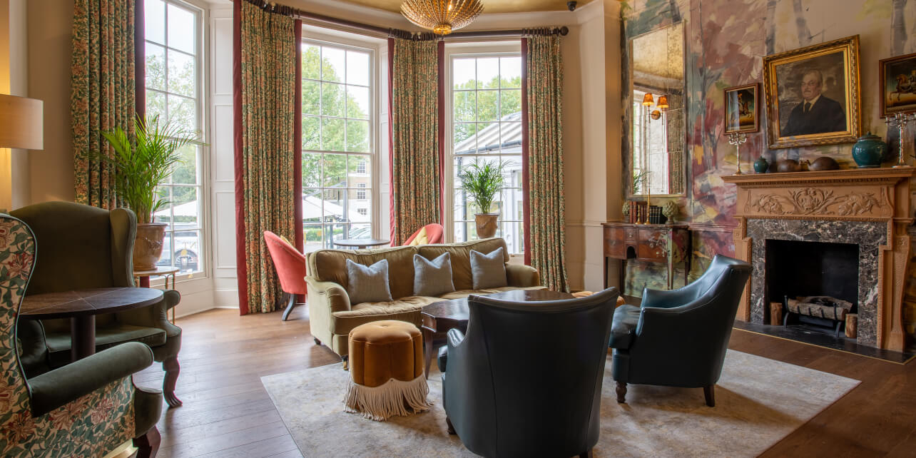 Stylish lounge area with natural light, perfect for networking events and meetings.