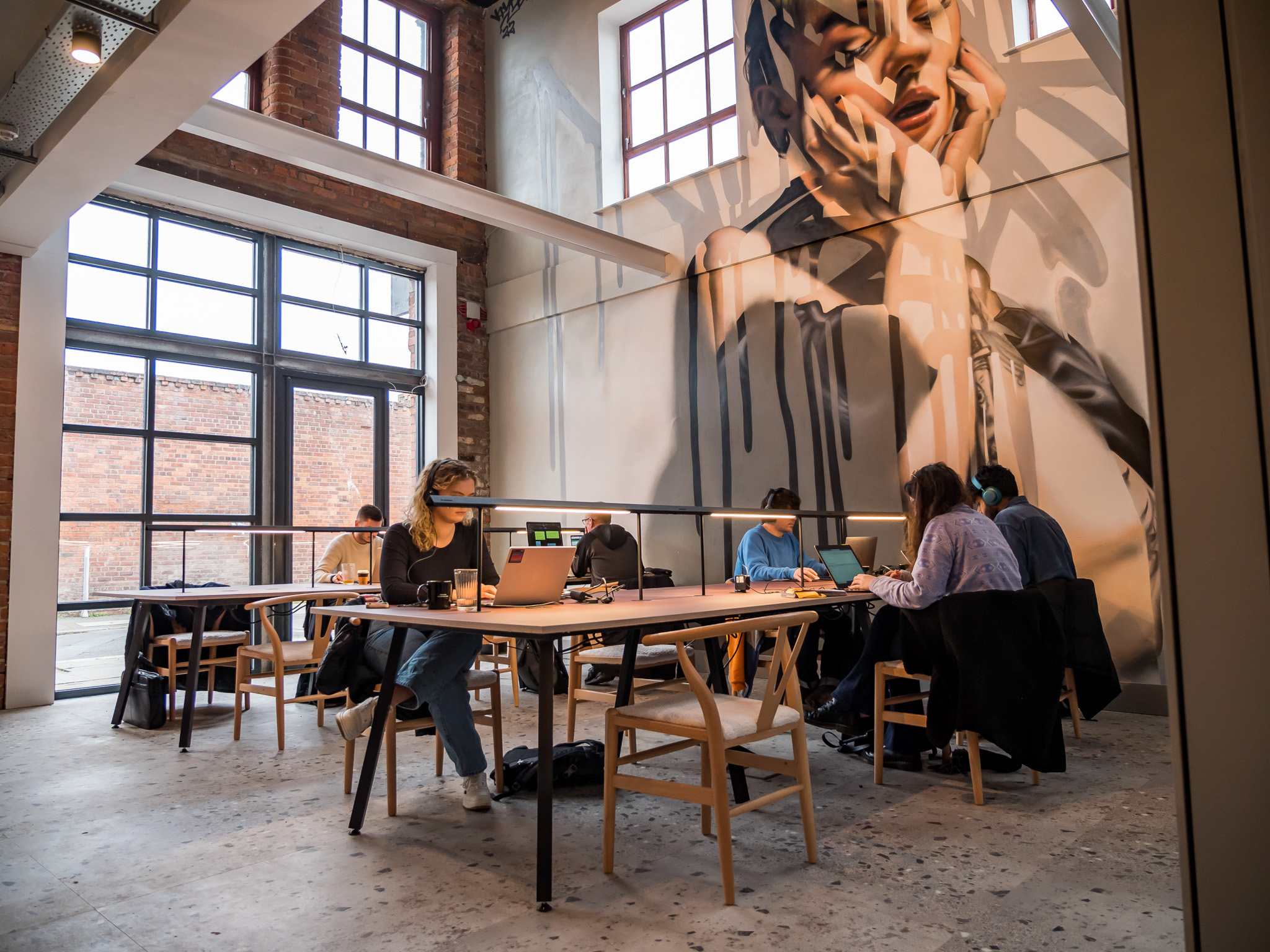 Modern meeting room with natural light, ideal for workshops and team meetings.